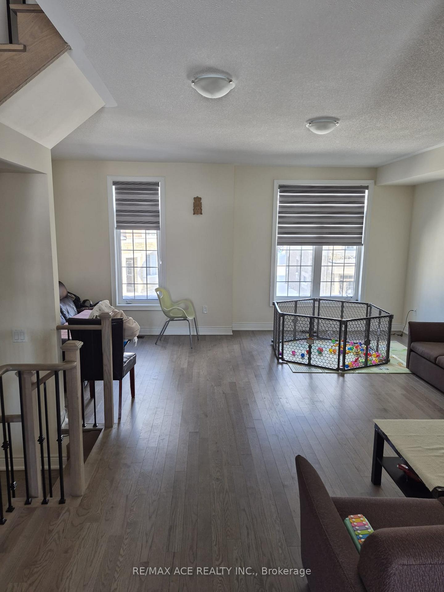 Photo 3 of 32 Andress Way, Markham, Cedarwood — HOMEH