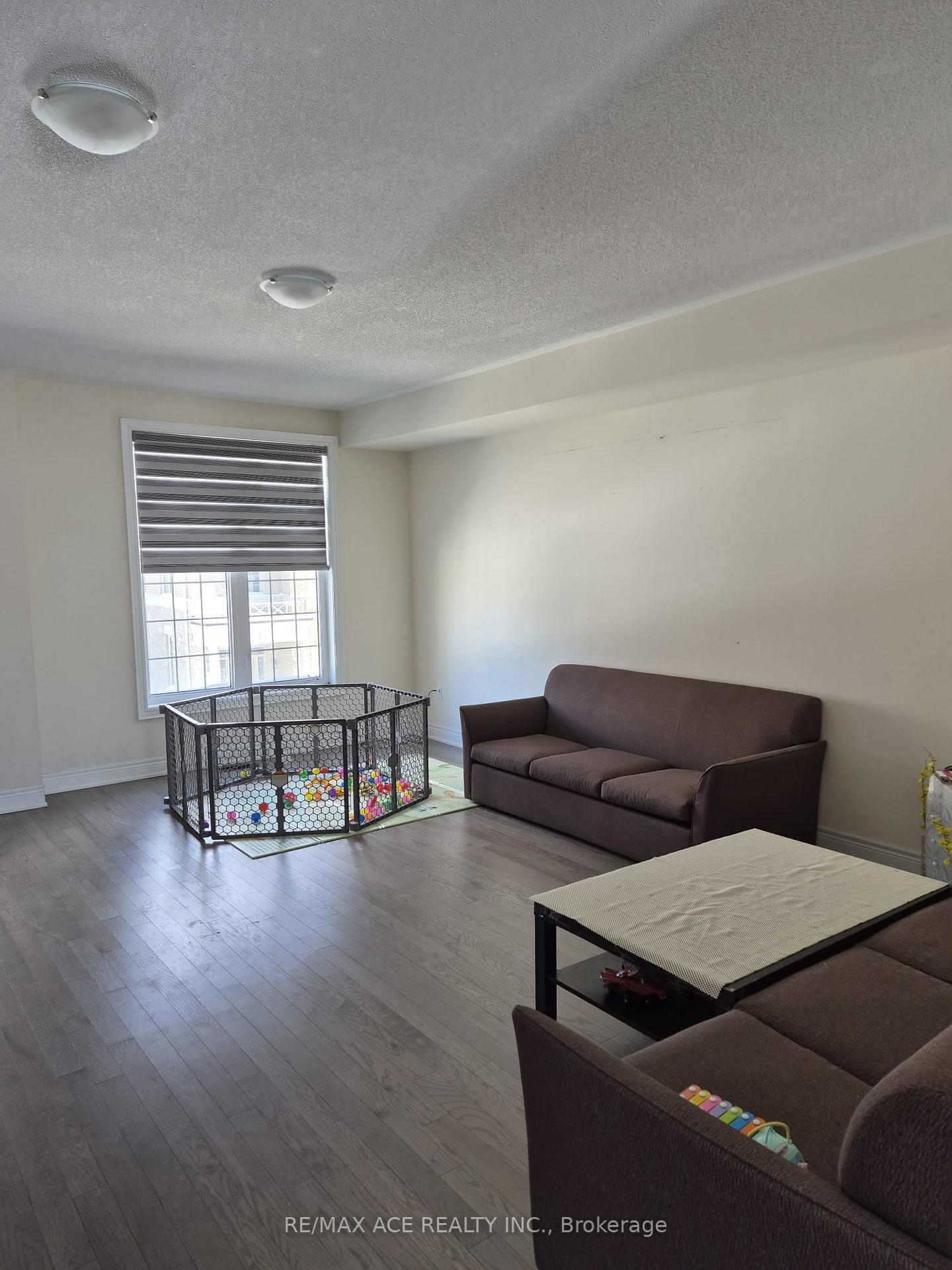 Photo 4 of 32 Andress Way, Markham, Cedarwood — HOMEH
