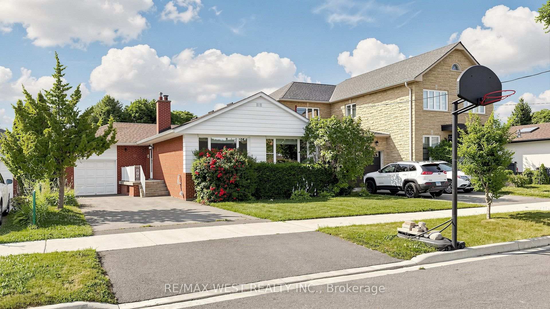 Photo 2 of 32 Allonsius Drive, Etobicoke, Eringate-Centennial-West Deane — HOMEH