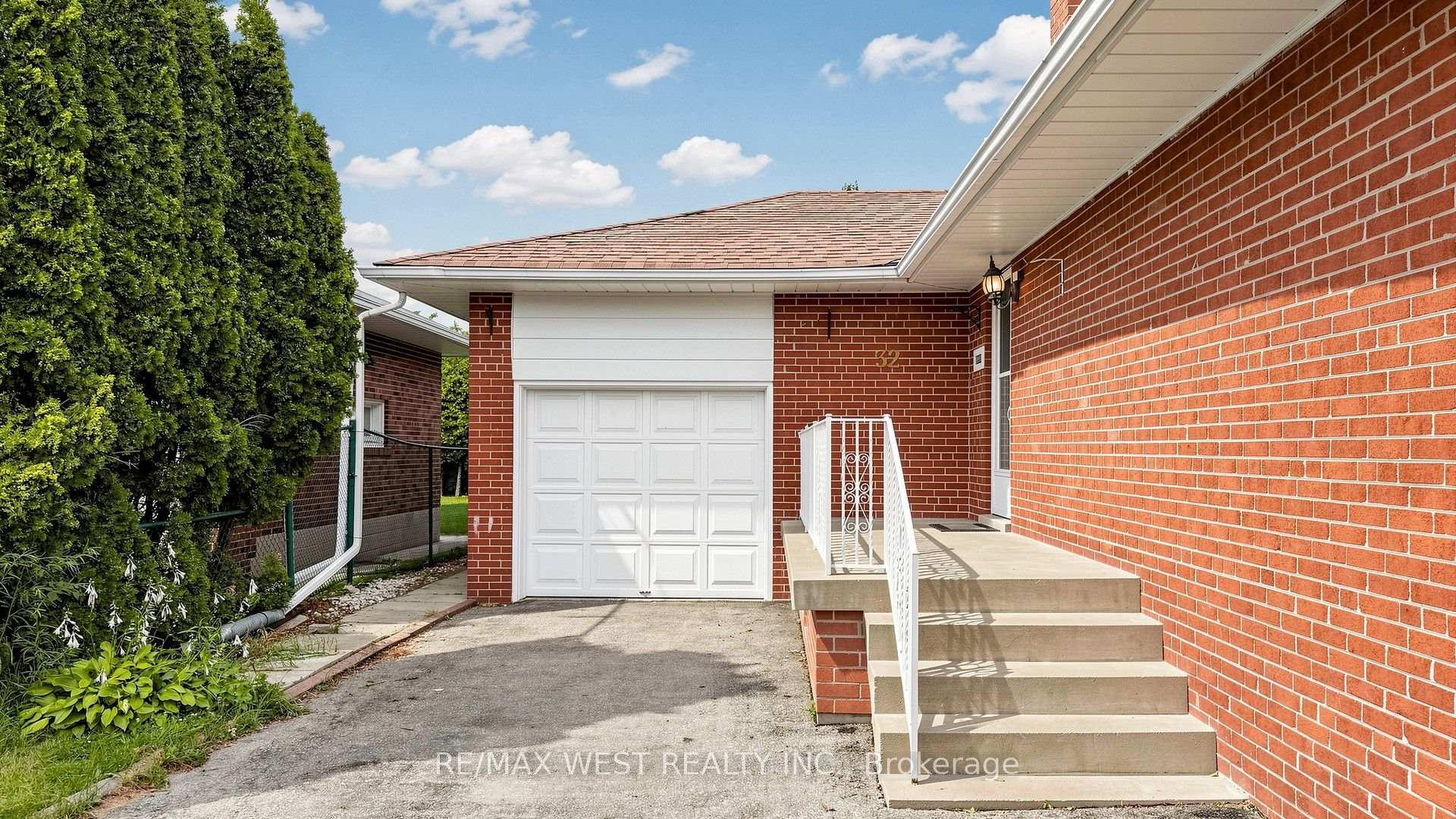 Photo 3 of 32 Allonsius Drive, Etobicoke, Eringate-Centennial-West Deane — HOMEH