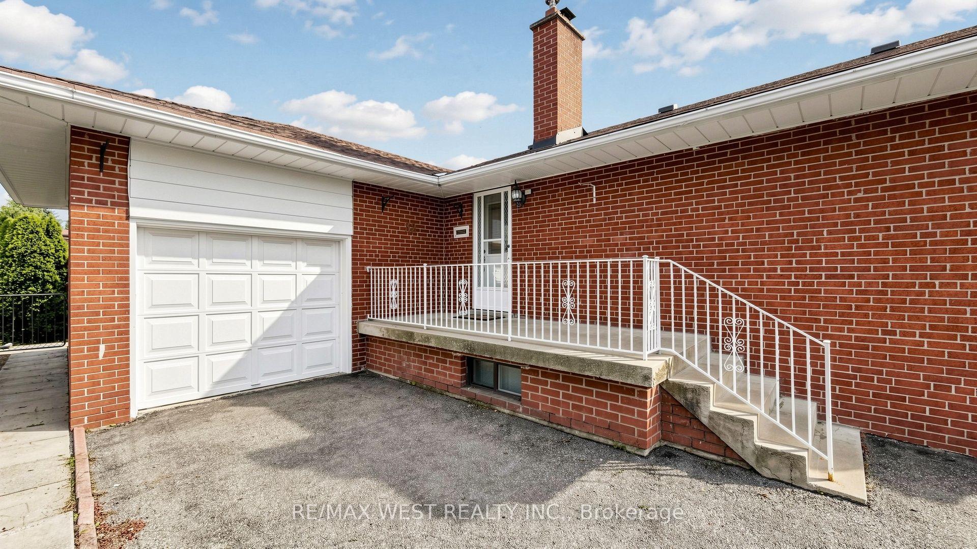 Photo 4 of 32 Allonsius Drive, Etobicoke, Eringate-Centennial-West Deane — HOMEH