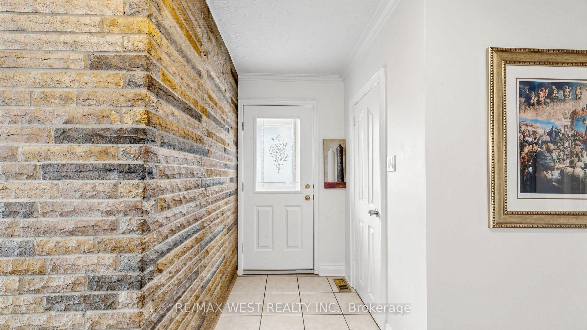 Photo 5 of 32 Allonsius Drive, Etobicoke, Eringate-Centennial-West Deane — HOMEH