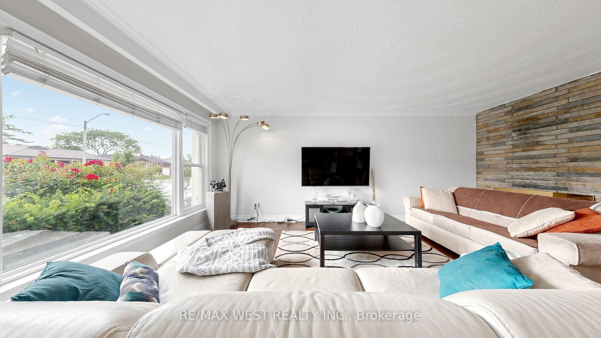 Photo 7 of 32 Allonsius Drive, Etobicoke, Eringate-Centennial-West Deane — HOMEH