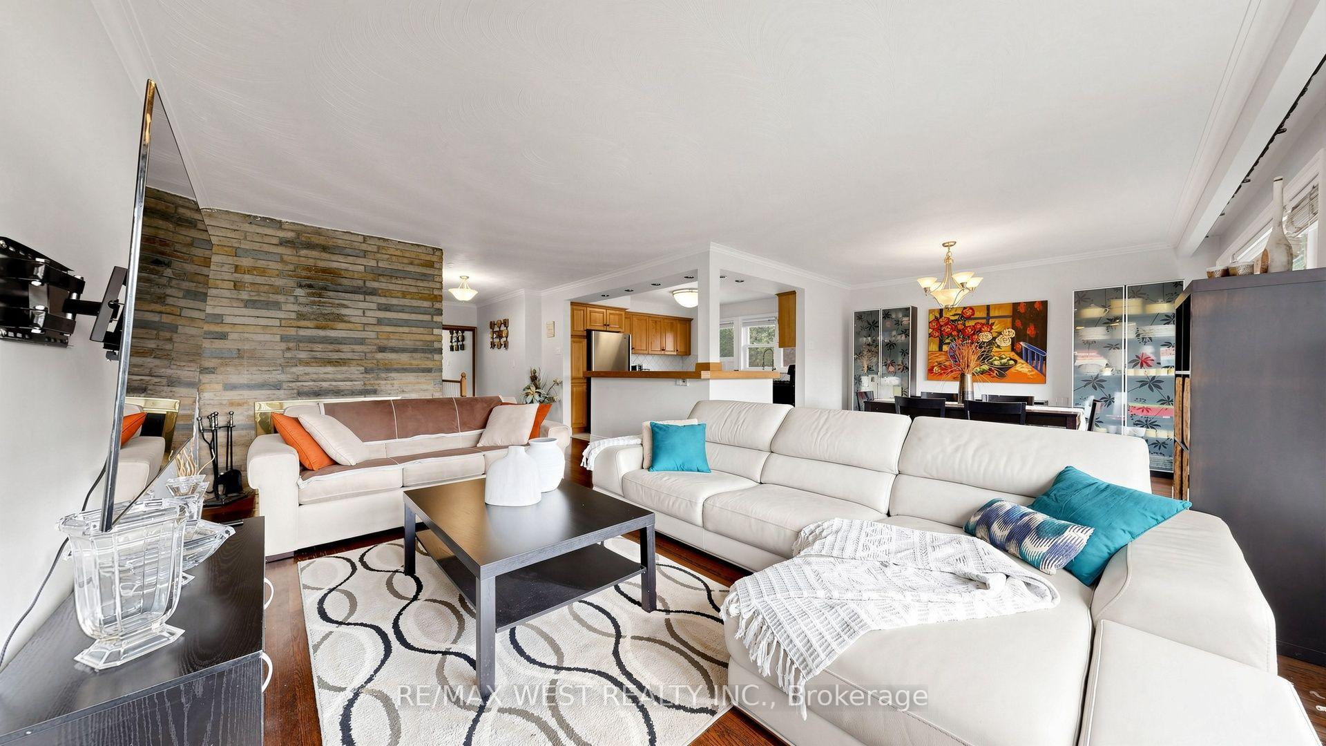 Photo 8 of 32 Allonsius Drive, Etobicoke, Eringate-Centennial-West Deane — HOMEH