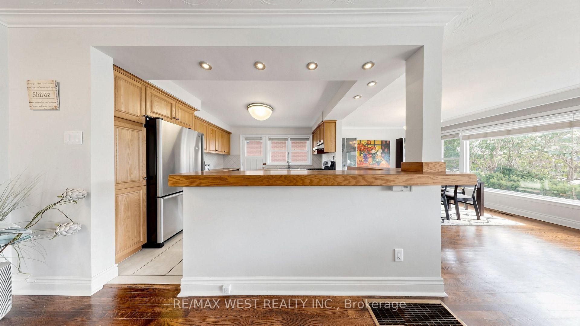 Photo 10 of 32 Allonsius Drive, Etobicoke, Eringate-Centennial-West Deane — HOMEH