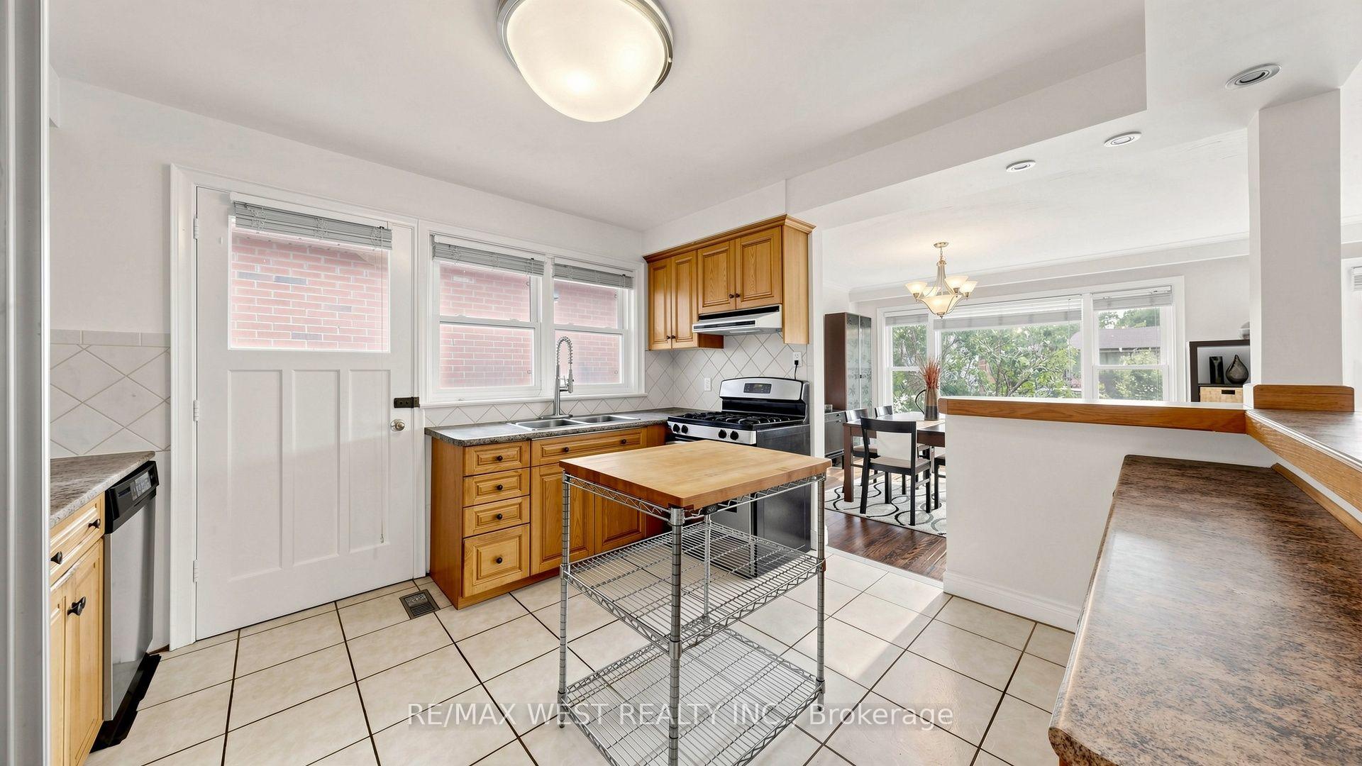 Photo 11 of 32 Allonsius Drive, Etobicoke, Eringate-Centennial-West Deane — HOMEH