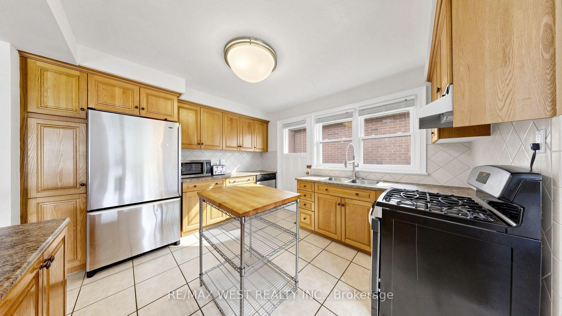 Photo 12 of 32 Allonsius Drive, Etobicoke, Eringate-Centennial-West Deane — HOMEH