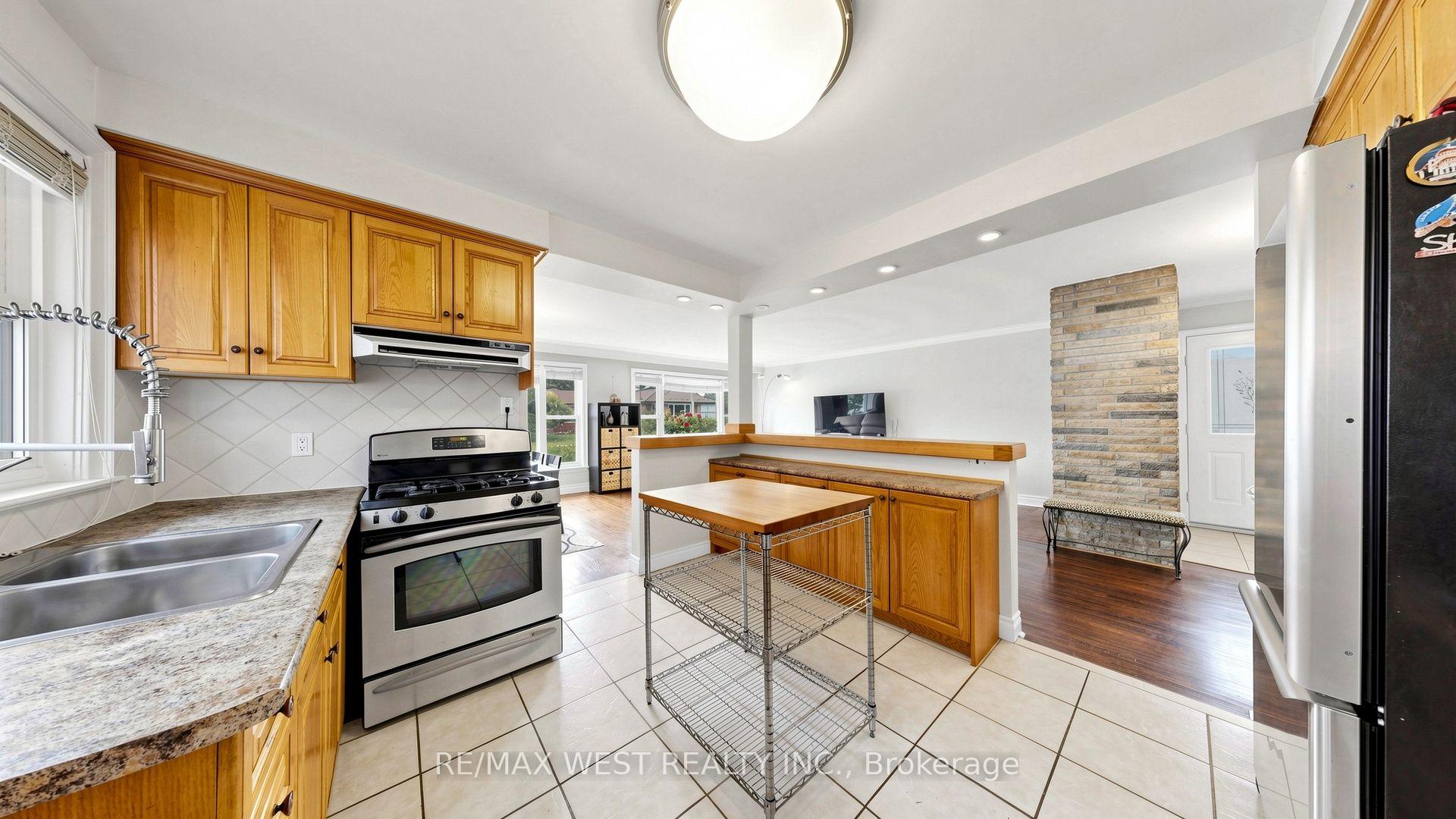 Photo 13 of 32 Allonsius Drive, Etobicoke, Eringate-Centennial-West Deane — HOMEH