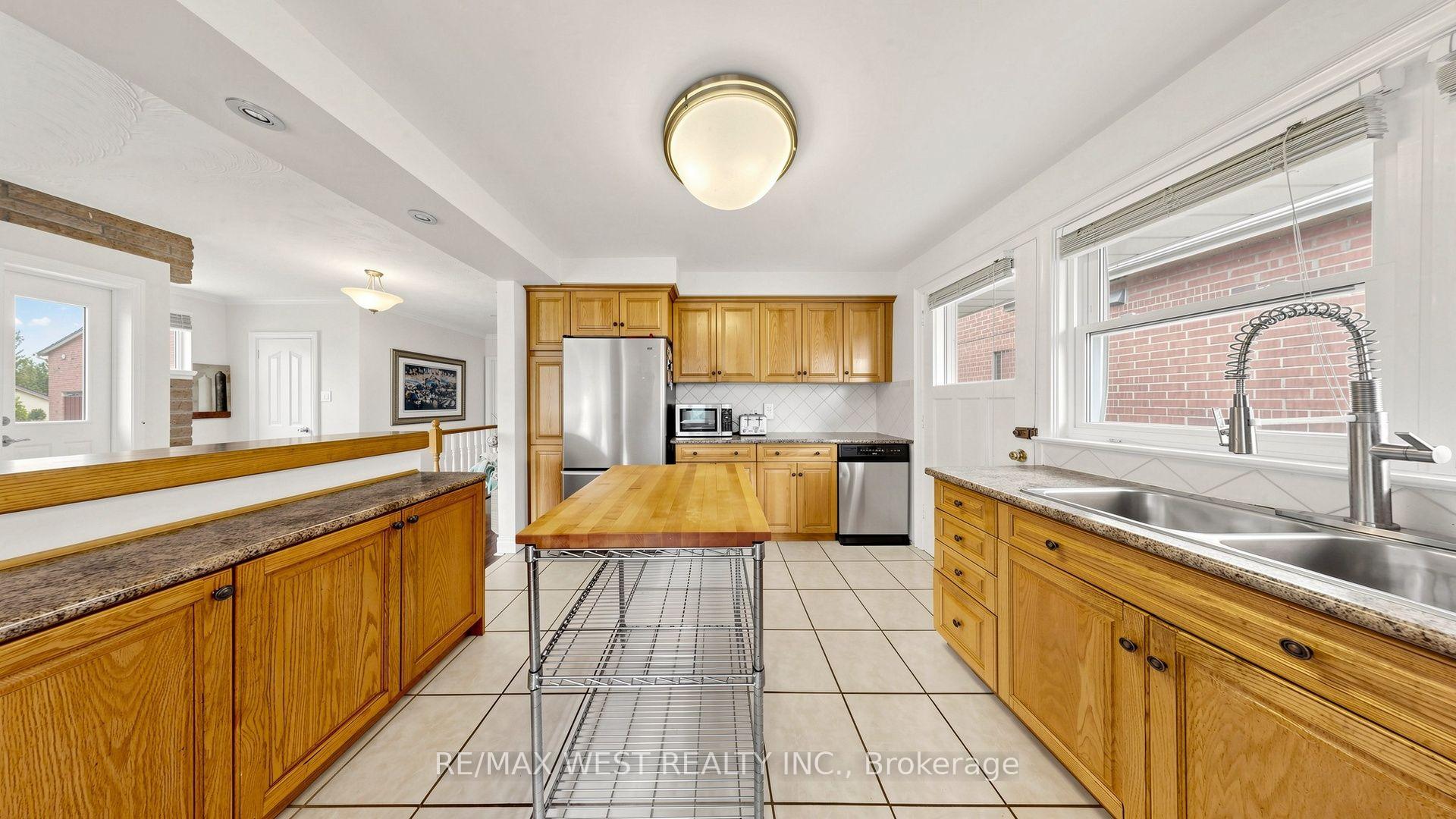 Photo 14 of 32 Allonsius Drive, Etobicoke, Eringate-Centennial-West Deane — HOMEH