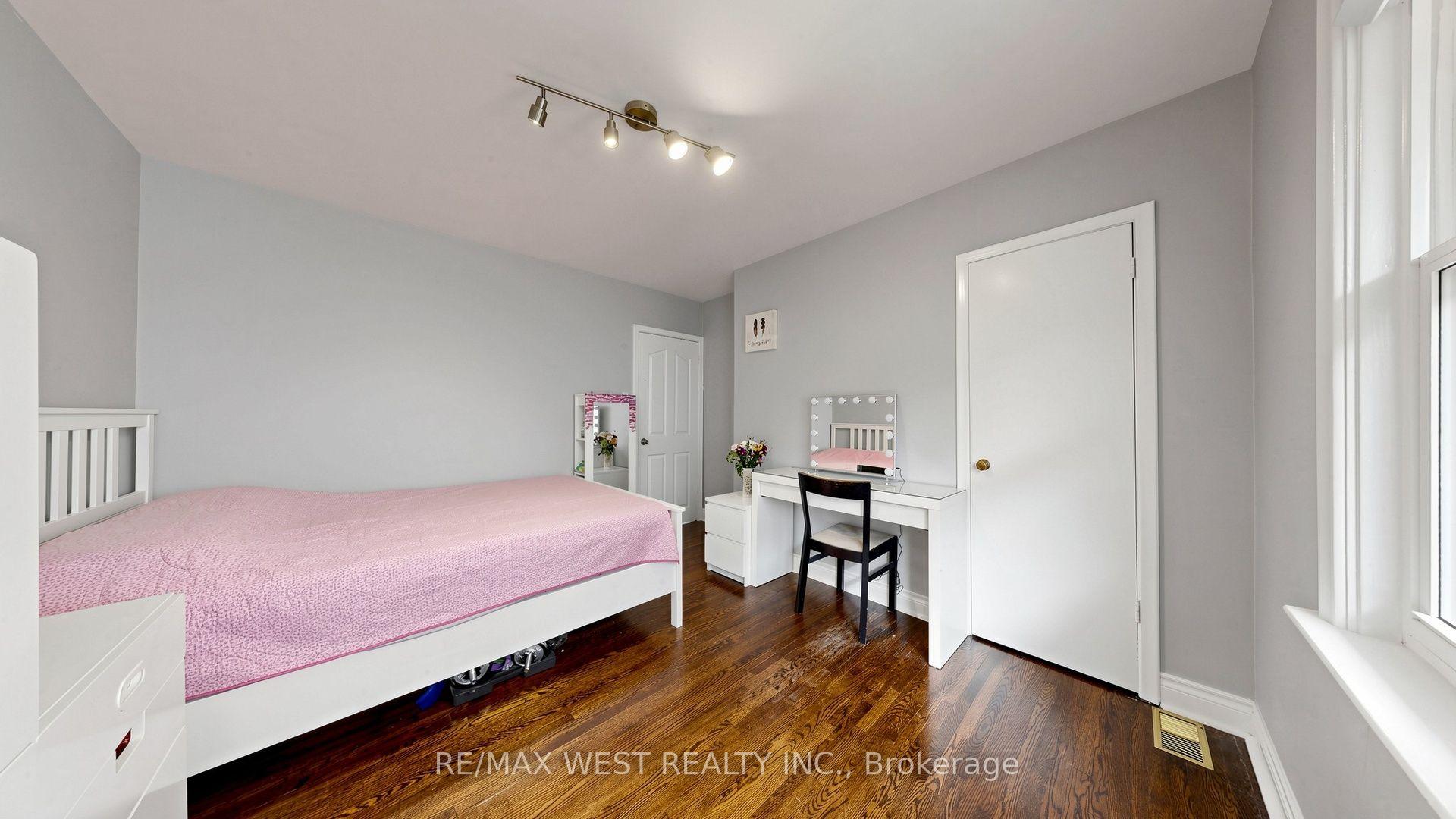 Photo 24 of 32 Allonsius Drive, Etobicoke, Eringate-Centennial-West Deane — HOMEH
