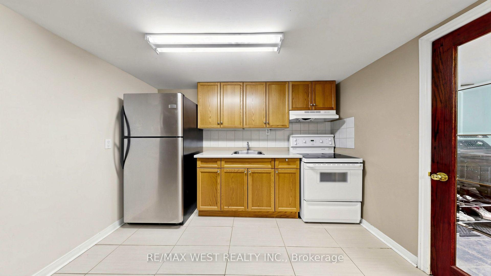 Photo 30 of 32 Allonsius Drive, Etobicoke, Eringate-Centennial-West Deane — HOMEH