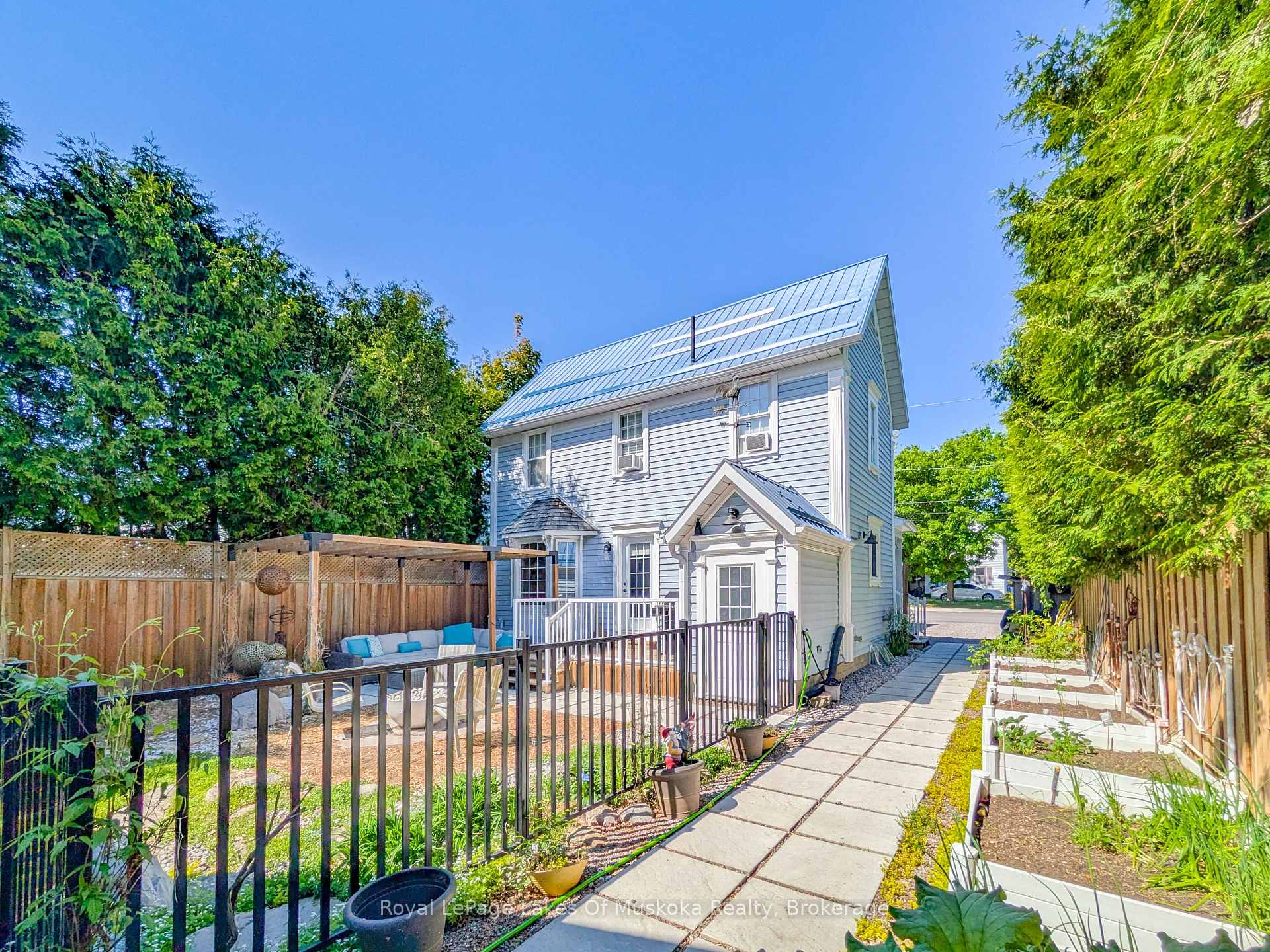 Photo 2 of 212 James Street, Bracebridge — HOMEH