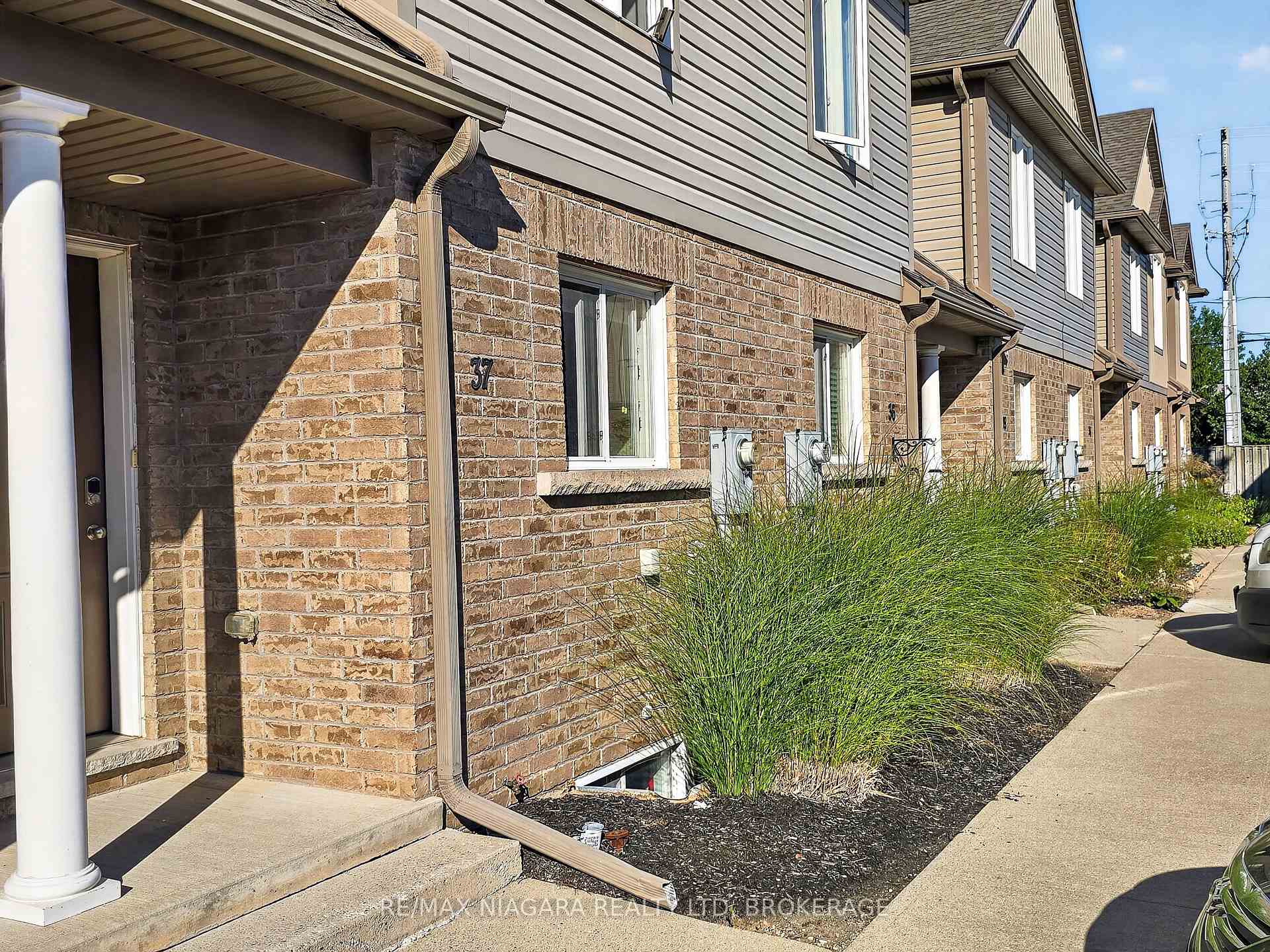 Photo 3 of Unit 37, 6118 Kelsey Crescent, Niagara Falls, Forestview — HOMEH