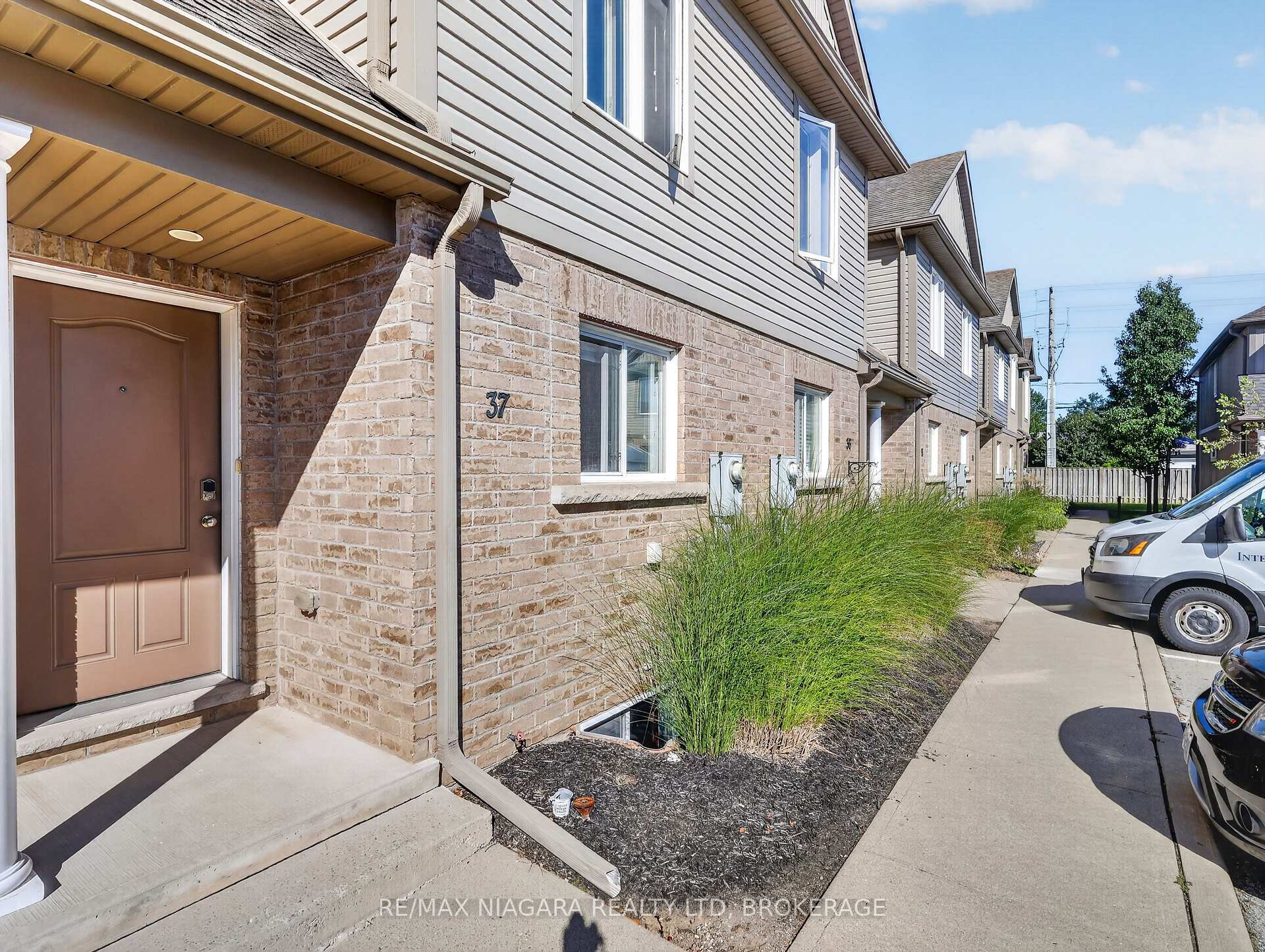 Photo 4 of Unit 37, 6118 Kelsey Crescent, Niagara Falls, Forestview — HOMEH