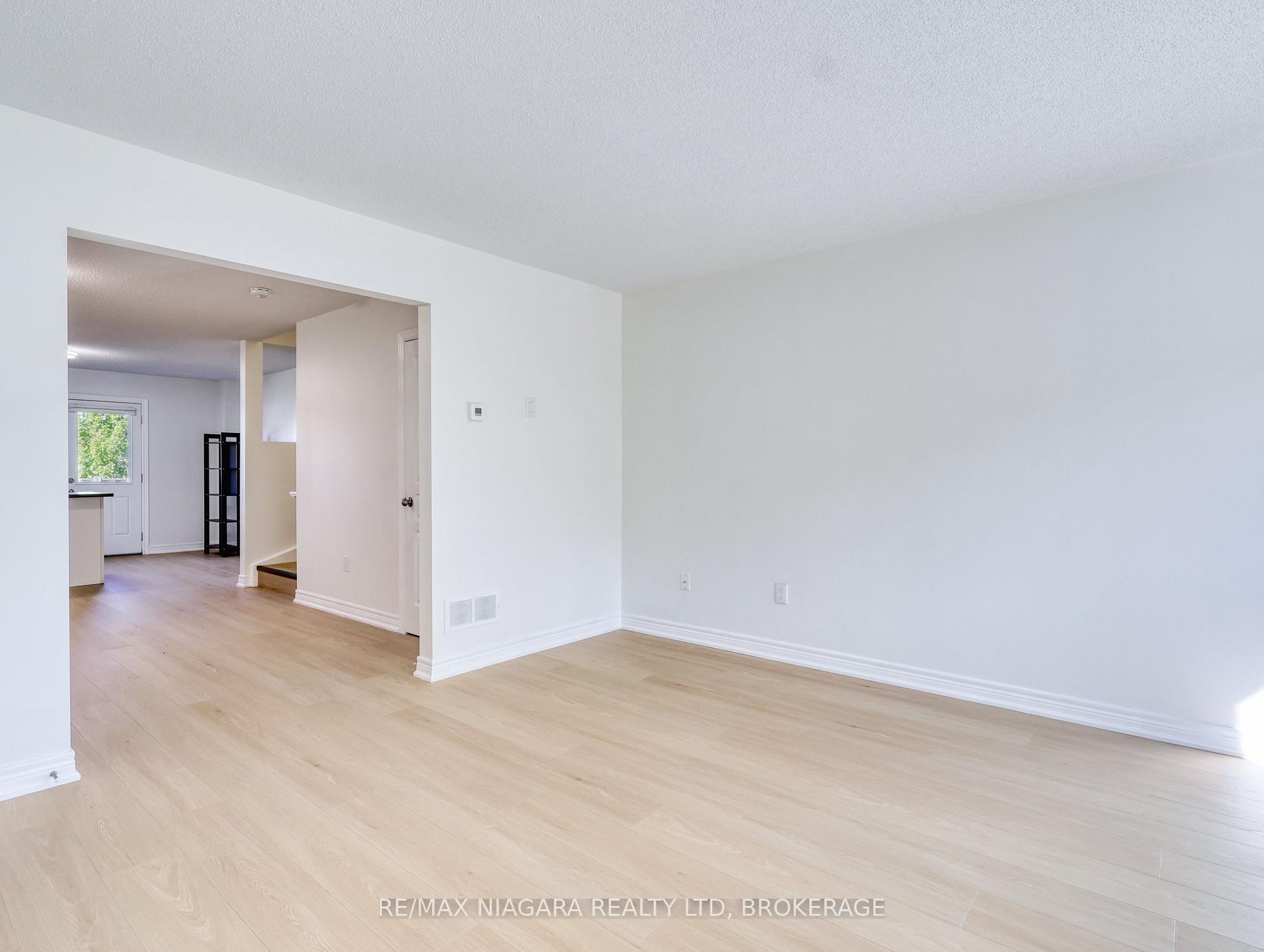 Photo 5 of Unit 37, 6118 Kelsey Crescent, Niagara Falls, Forestview — HOMEH