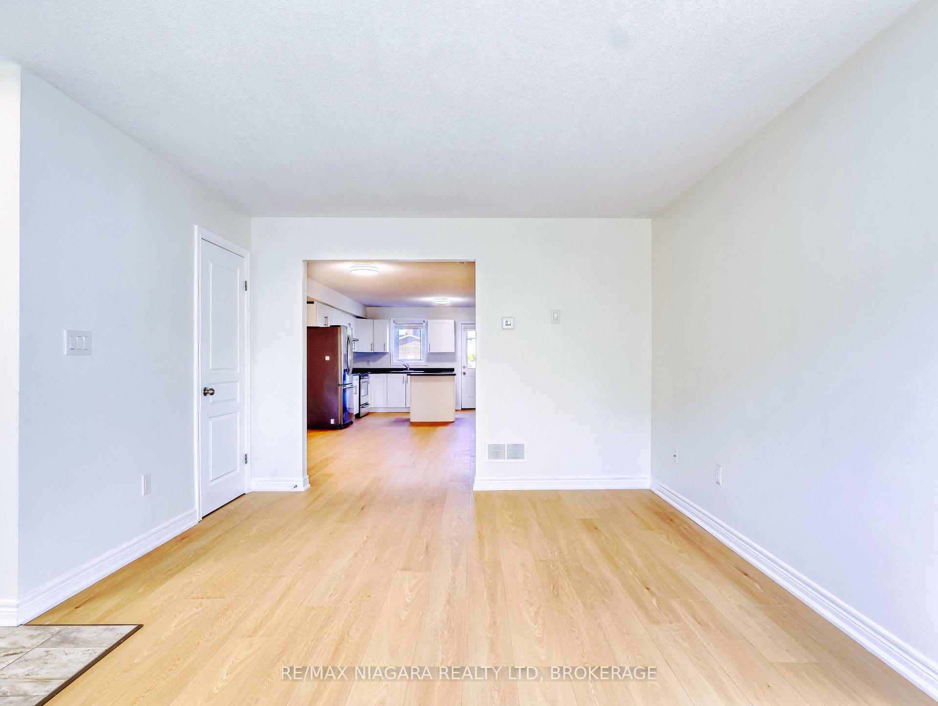Photo 6 of Unit 37, 6118 Kelsey Crescent, Niagara Falls, Forestview — HOMEH