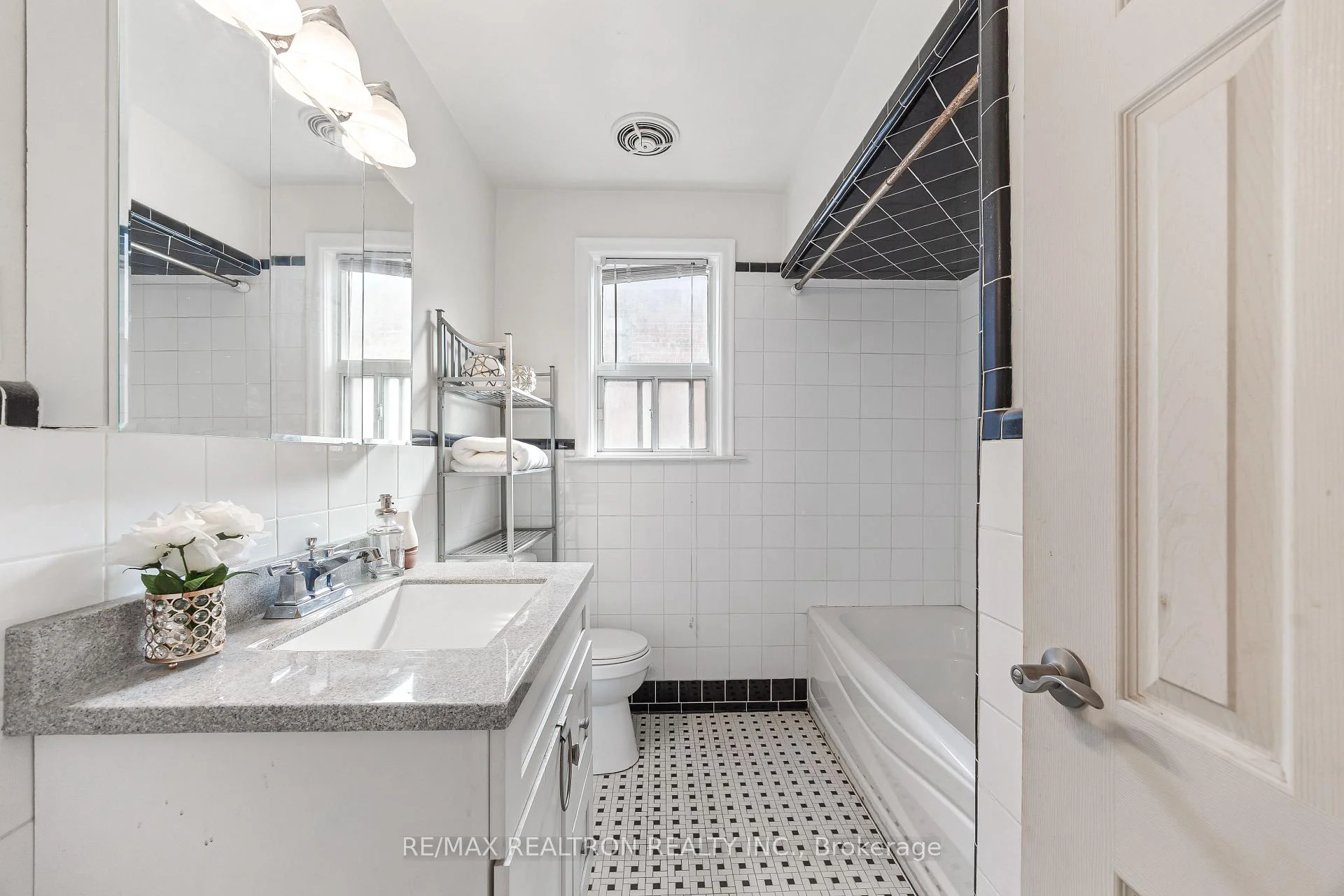 Photo 25 of 68 Elfreda Boulevard, Scarborough, Clairlea-Birchmount — HOMEH