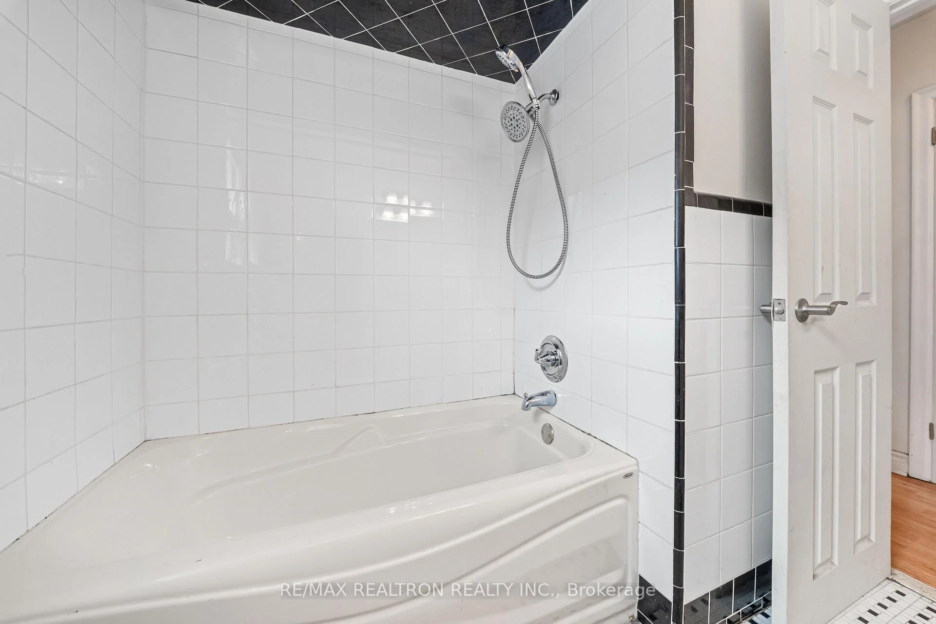 Photo 27 of 68 Elfreda Boulevard, Scarborough, Clairlea-Birchmount — HOMEH