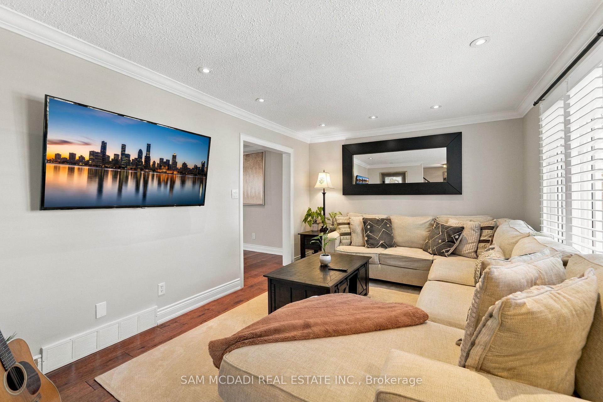 Photo 5 of 22 Bywood Crescent, Hamilton, Stoney Creek Mountain — HOMEH