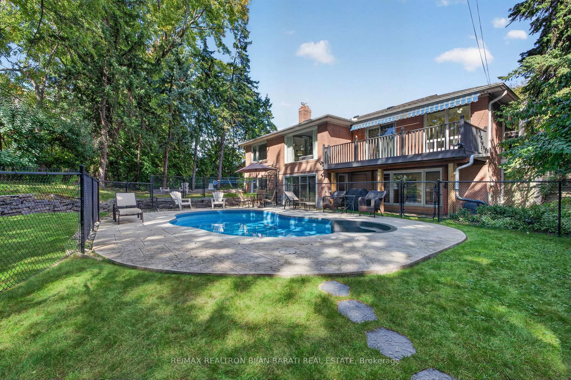 Photo 3 of 22 Brucedale Crescent, North York, Bayview Village — HOMEH