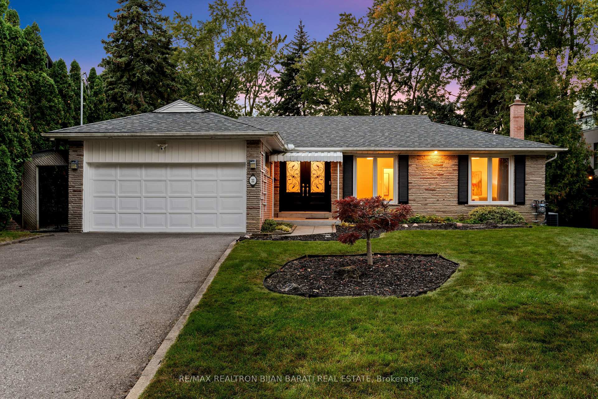 Photo 4 of 22 Brucedale Crescent, North York, Bayview Village — HOMEH