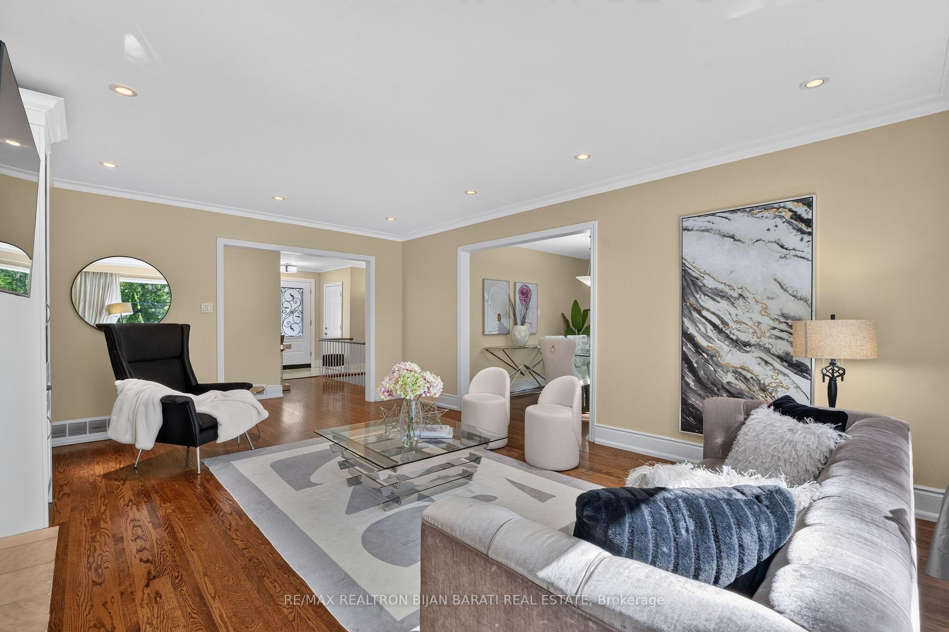 Photo 10 of 22 Brucedale Crescent, North York, Bayview Village — HOMEH