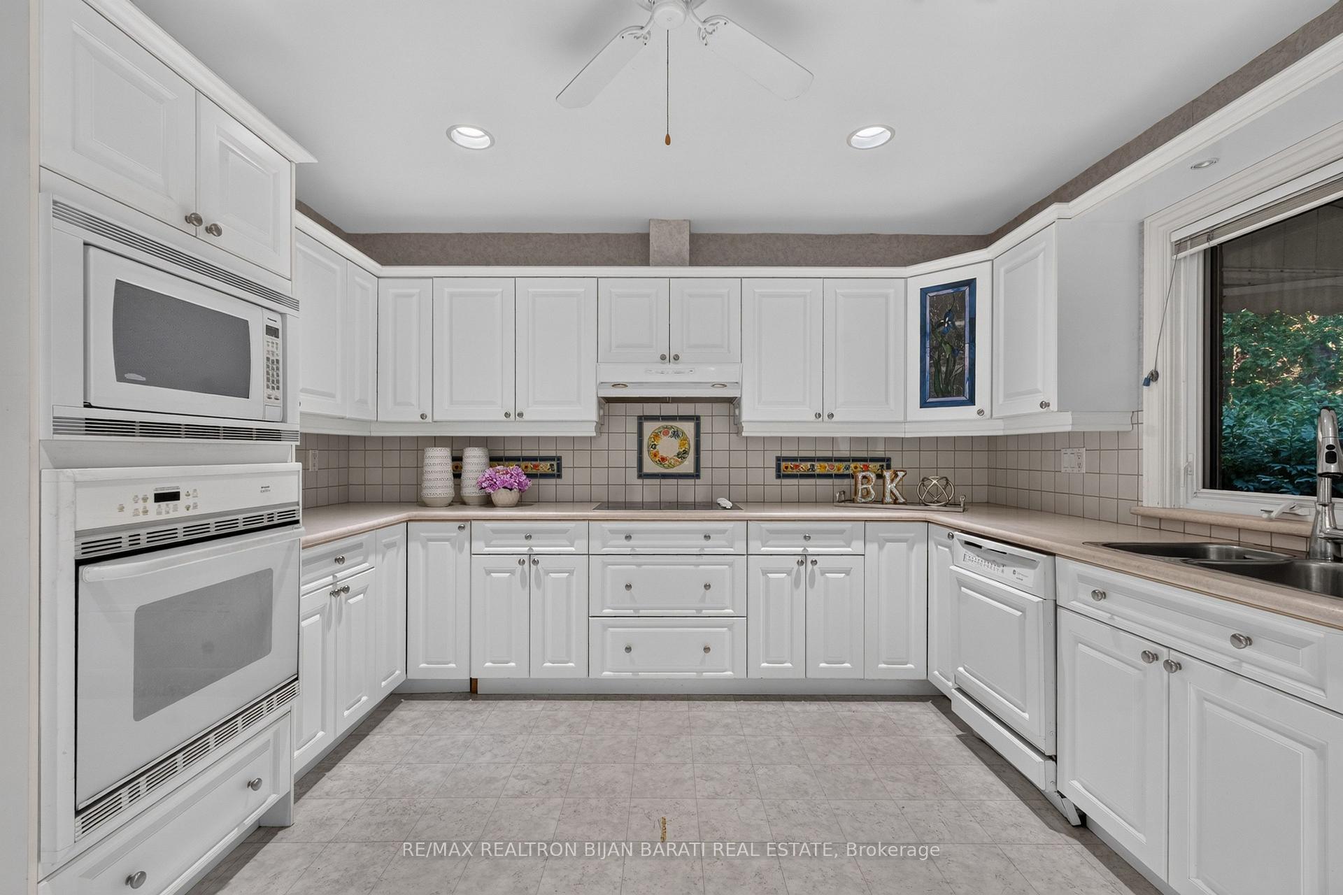 Photo 18 of 22 Brucedale Crescent, North York, Bayview Village — HOMEH