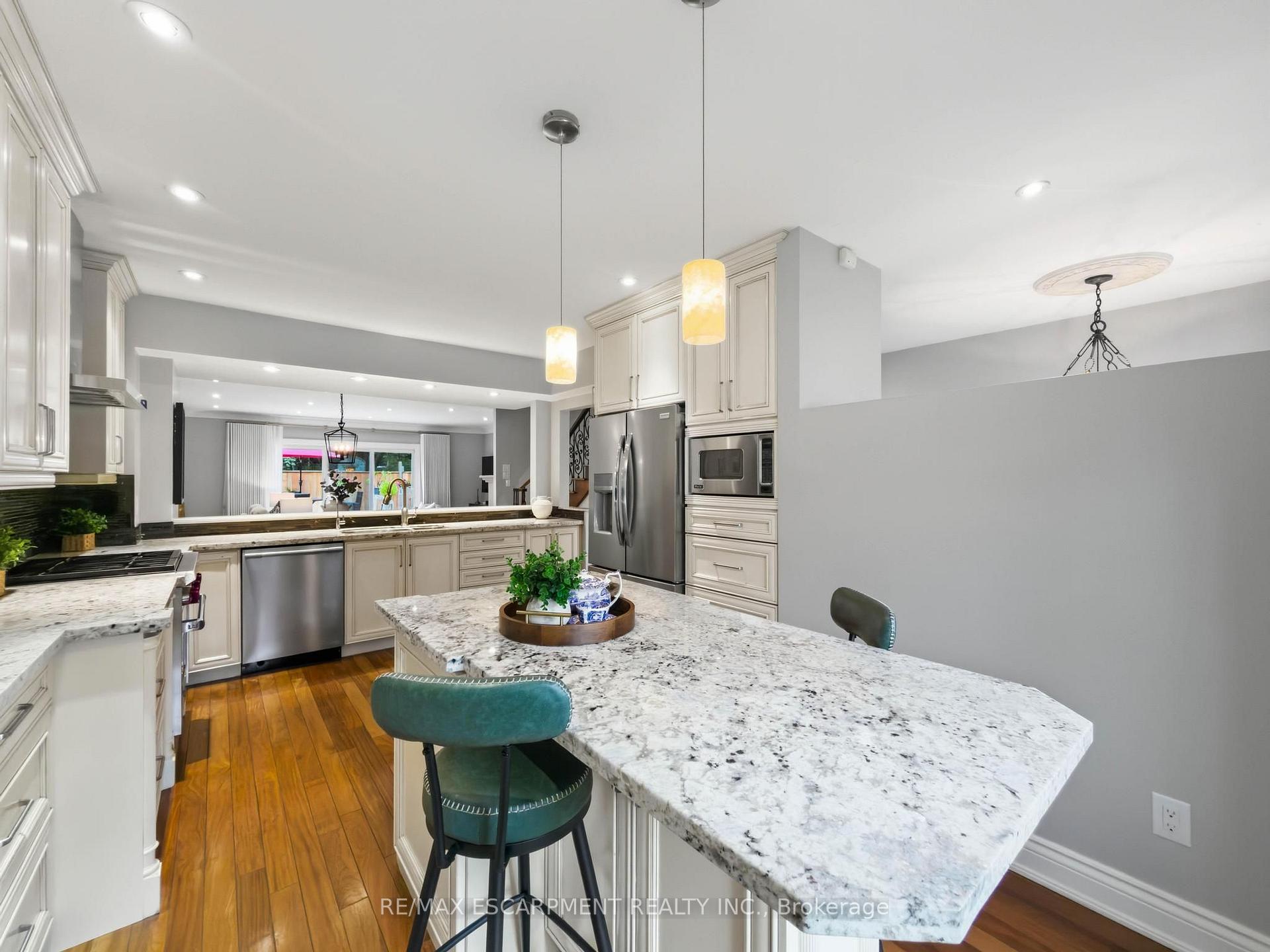 Photo 11 of 45 Tradewind Drive, Oakville, Bronte — HOMEH