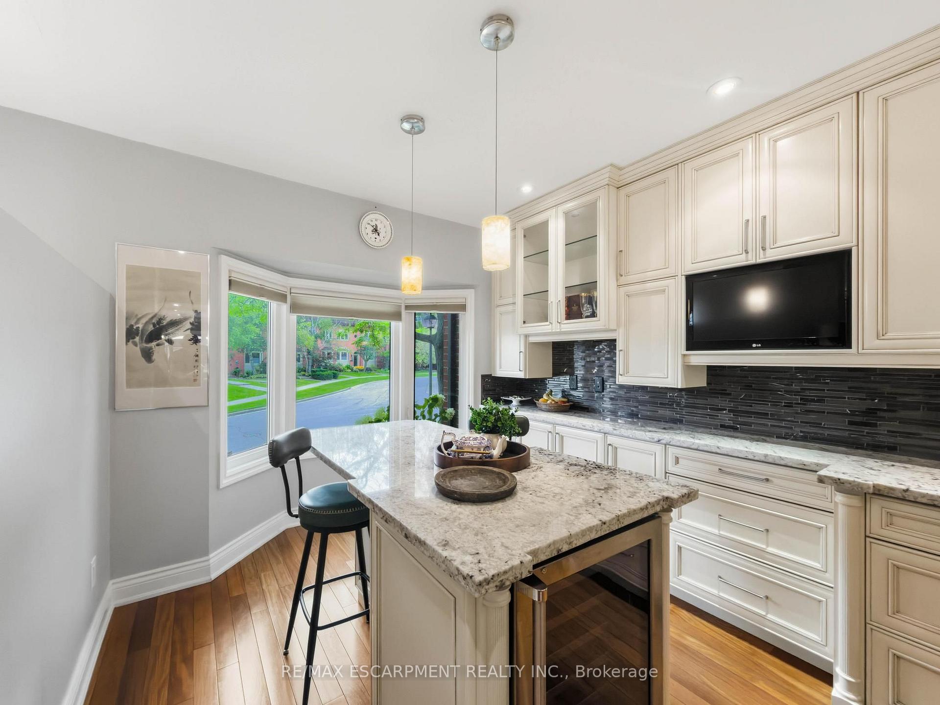 Photo 12 of 45 Tradewind Drive, Oakville, Bronte — HOMEH