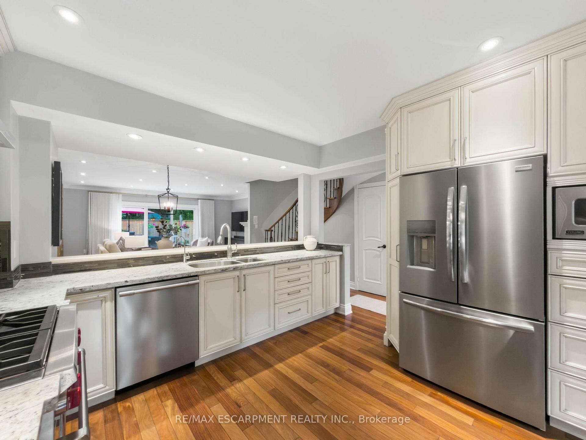 Photo 13 of 45 Tradewind Drive, Oakville, Bronte — HOMEH
