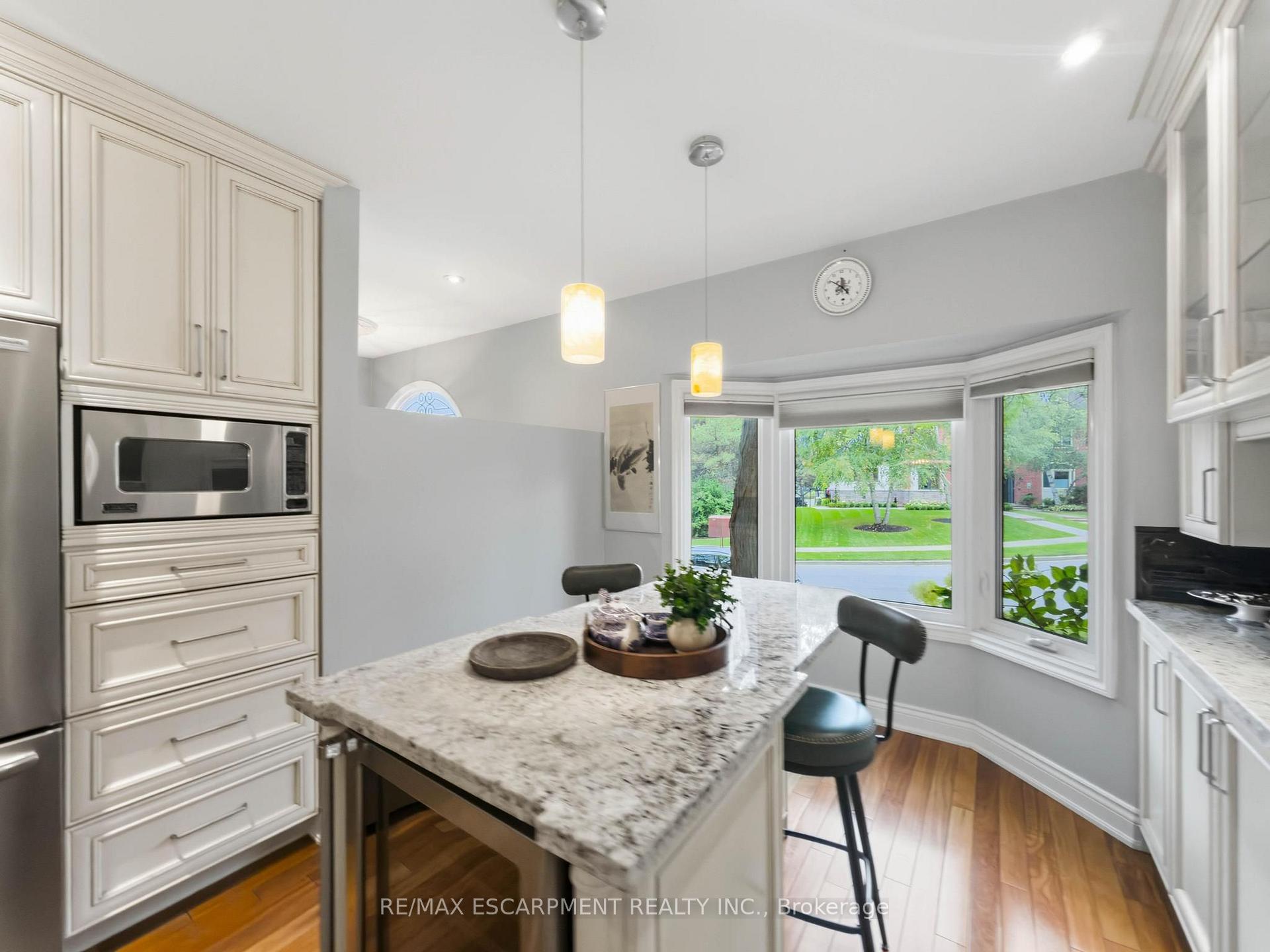 Photo 15 of 45 Tradewind Drive, Oakville, Bronte — HOMEH