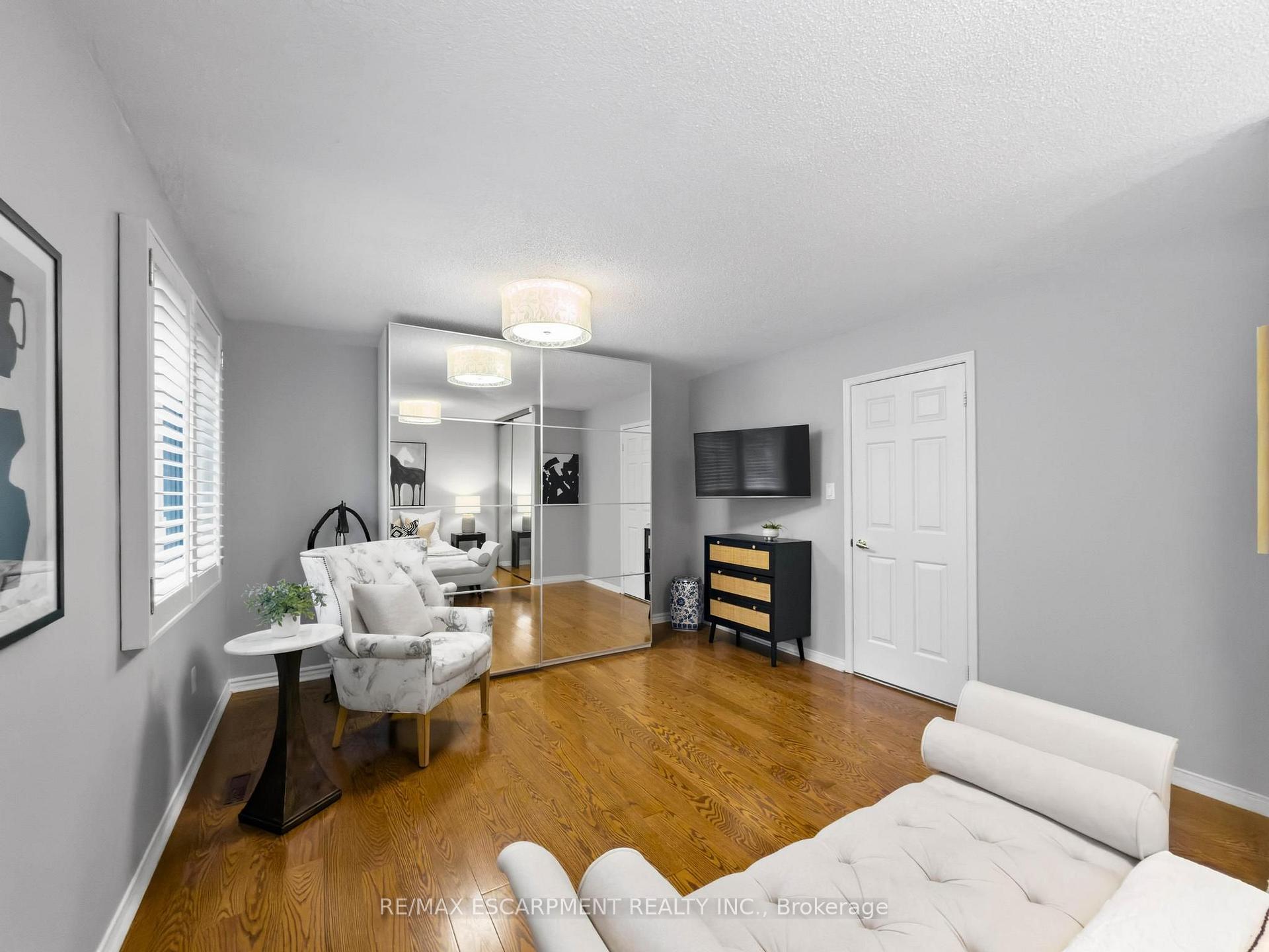 Photo 25 of 45 Tradewind Drive, Oakville, Bronte — HOMEH