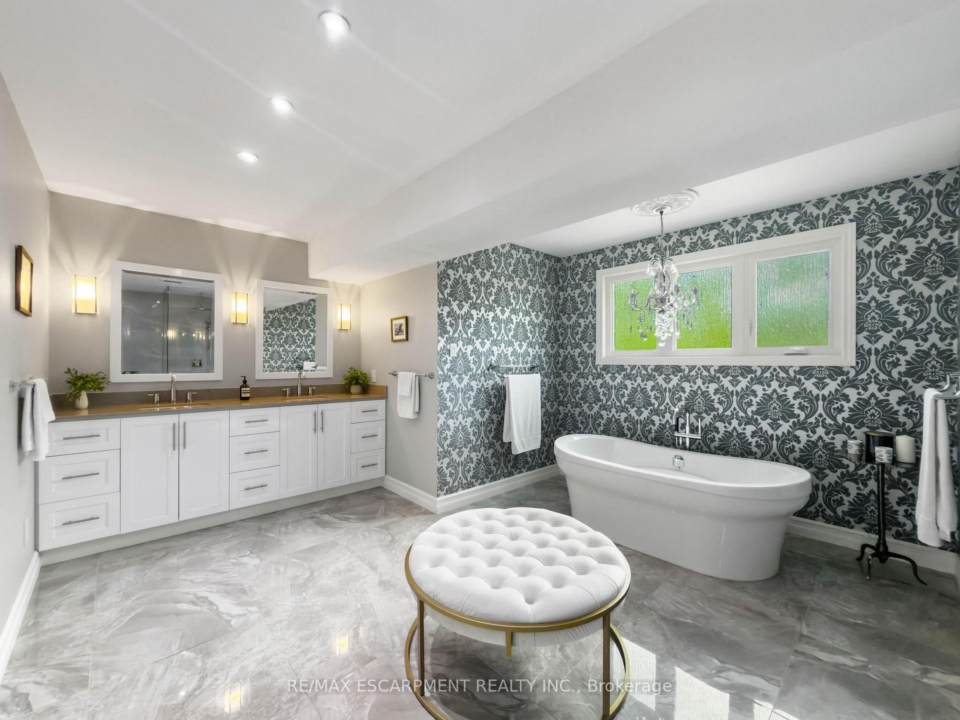 Photo 40 of 45 Tradewind Drive, Oakville, Bronte — HOMEH