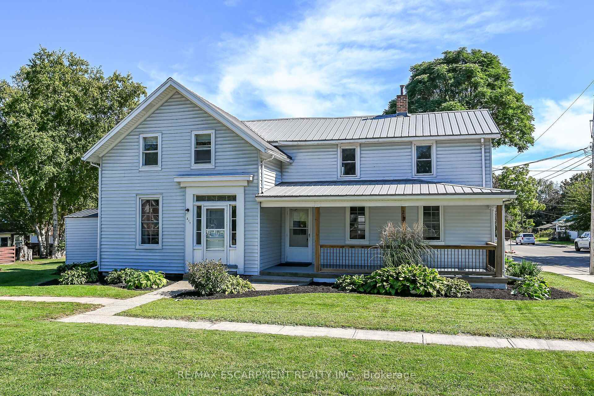 Front of 217-219 Nelson Street W