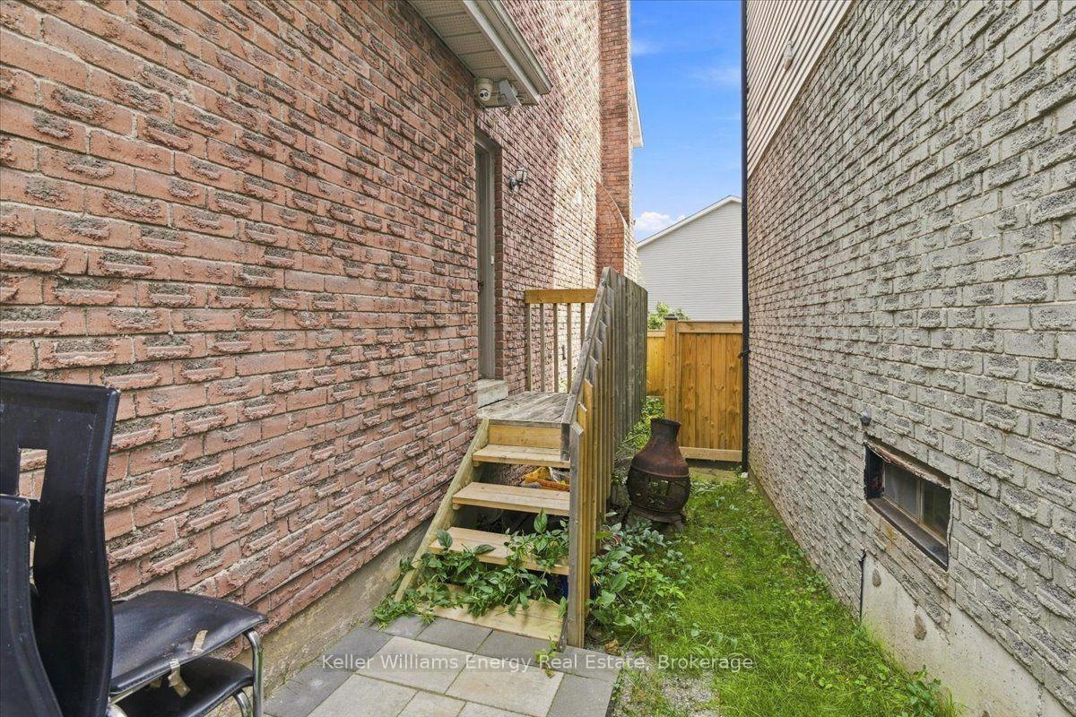 Photo 16 of 21 Upland Drive, Whitby, Blue Grass Meadows — HOMEH