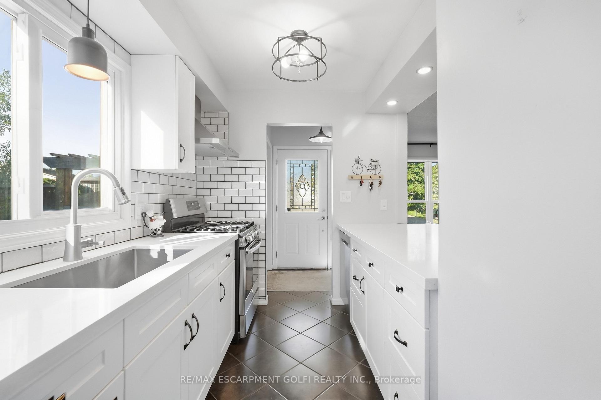 Photo 10 of 23 Autumn Place, St. Catharines, Secord Woods — HOMEH