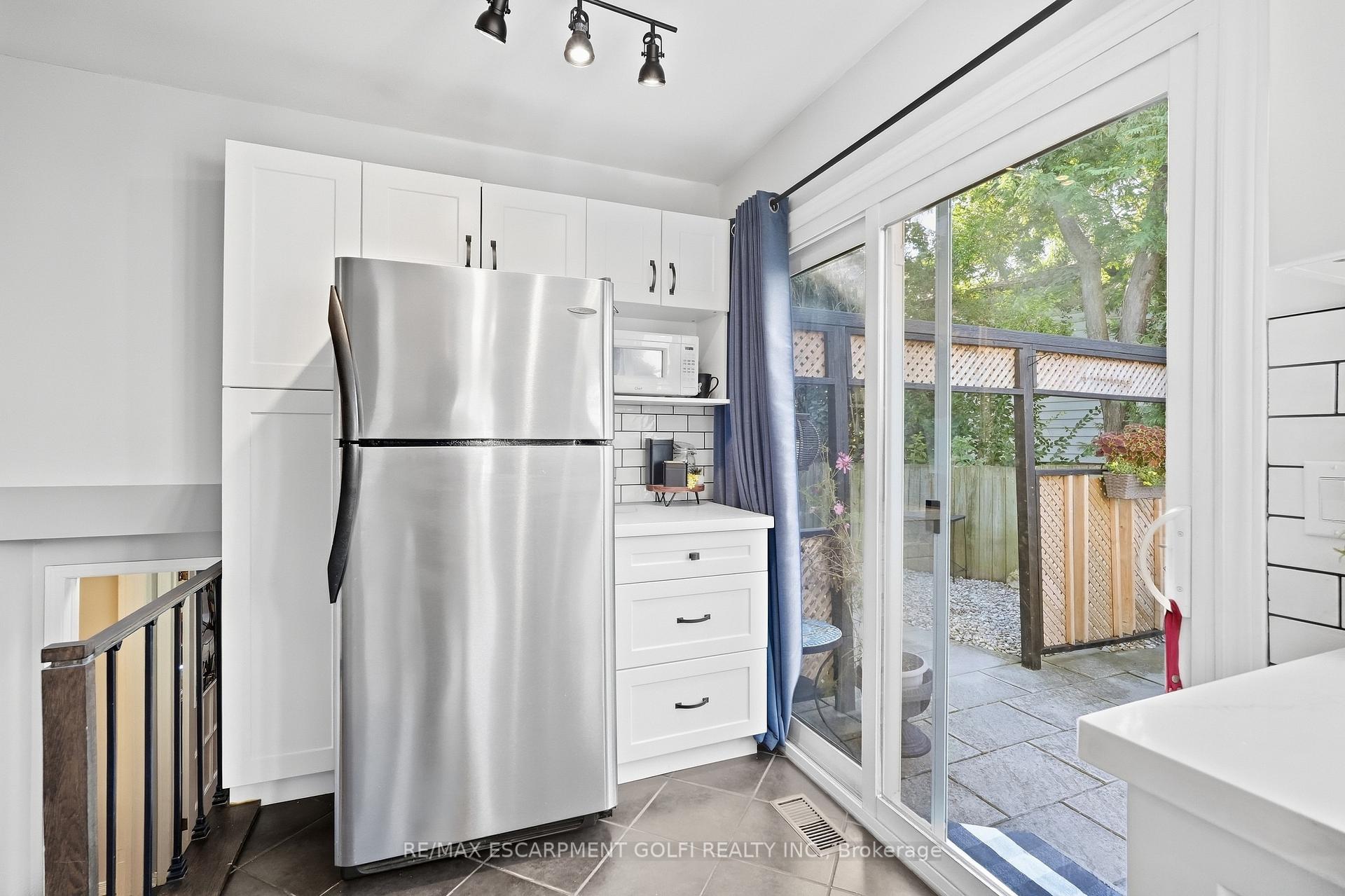 Photo 13 of 23 Autumn Place, St. Catharines, Secord Woods — HOMEH