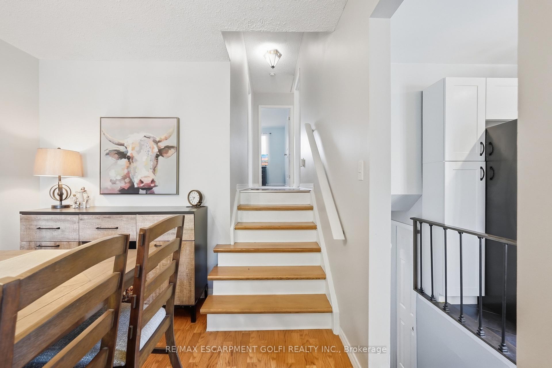 Photo 14 of 23 Autumn Place, St. Catharines, Secord Woods — HOMEH