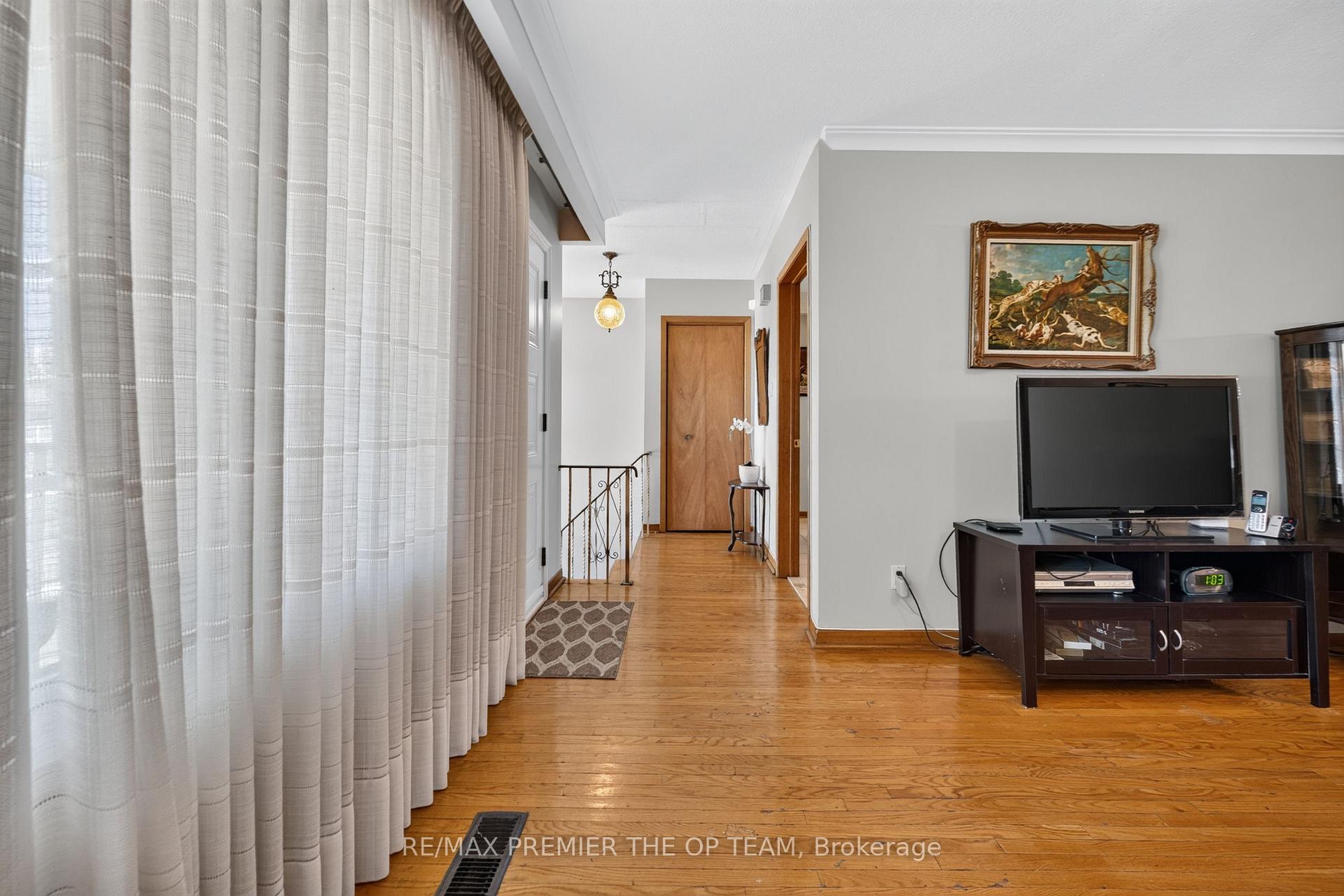 Photo 4 of 97 Firgrove Crescent, North York, Glenfield-Jane Heights — HOMEH