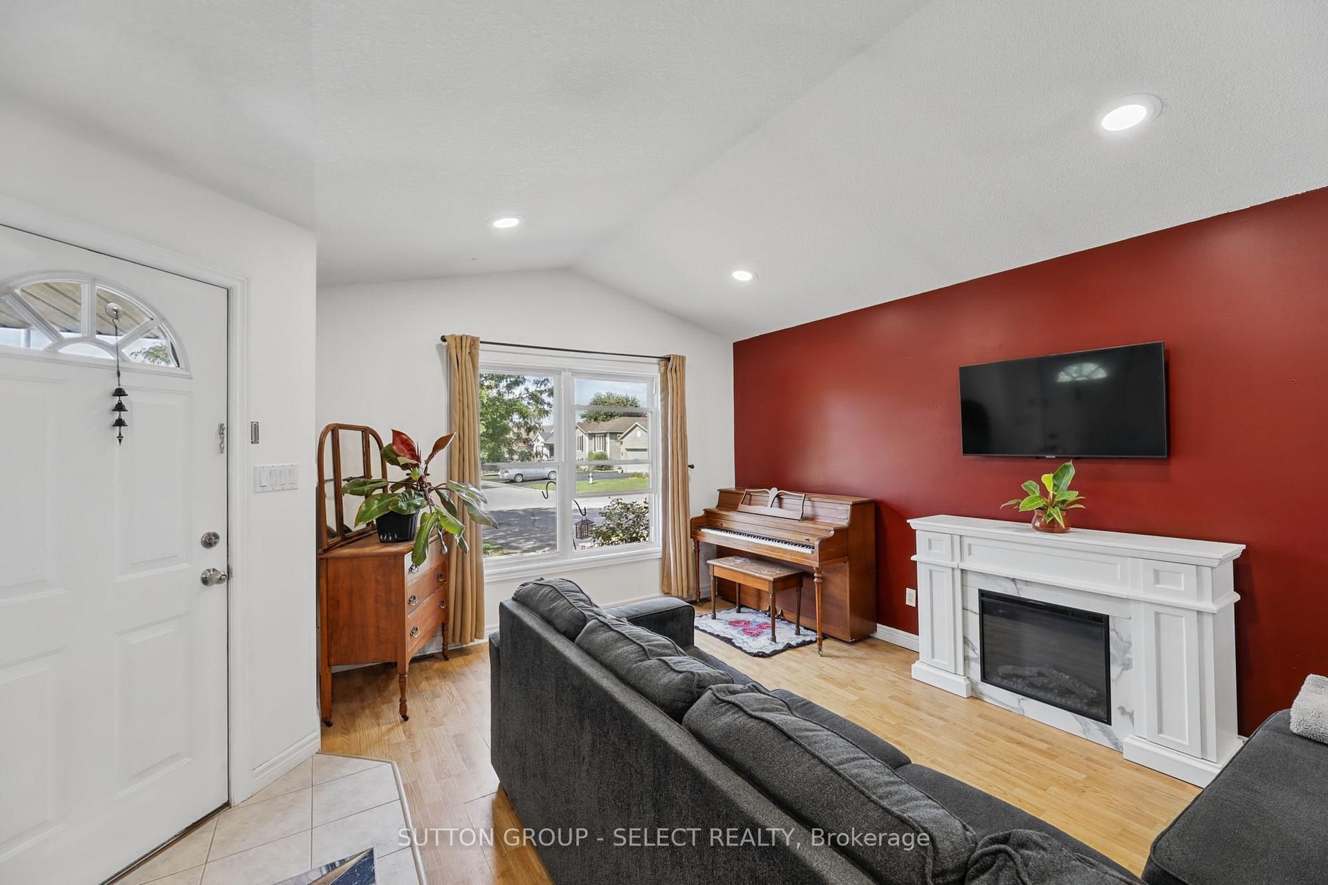 Photo 3 of 13 Goldenrod Court, St. Thomas — HOMEH