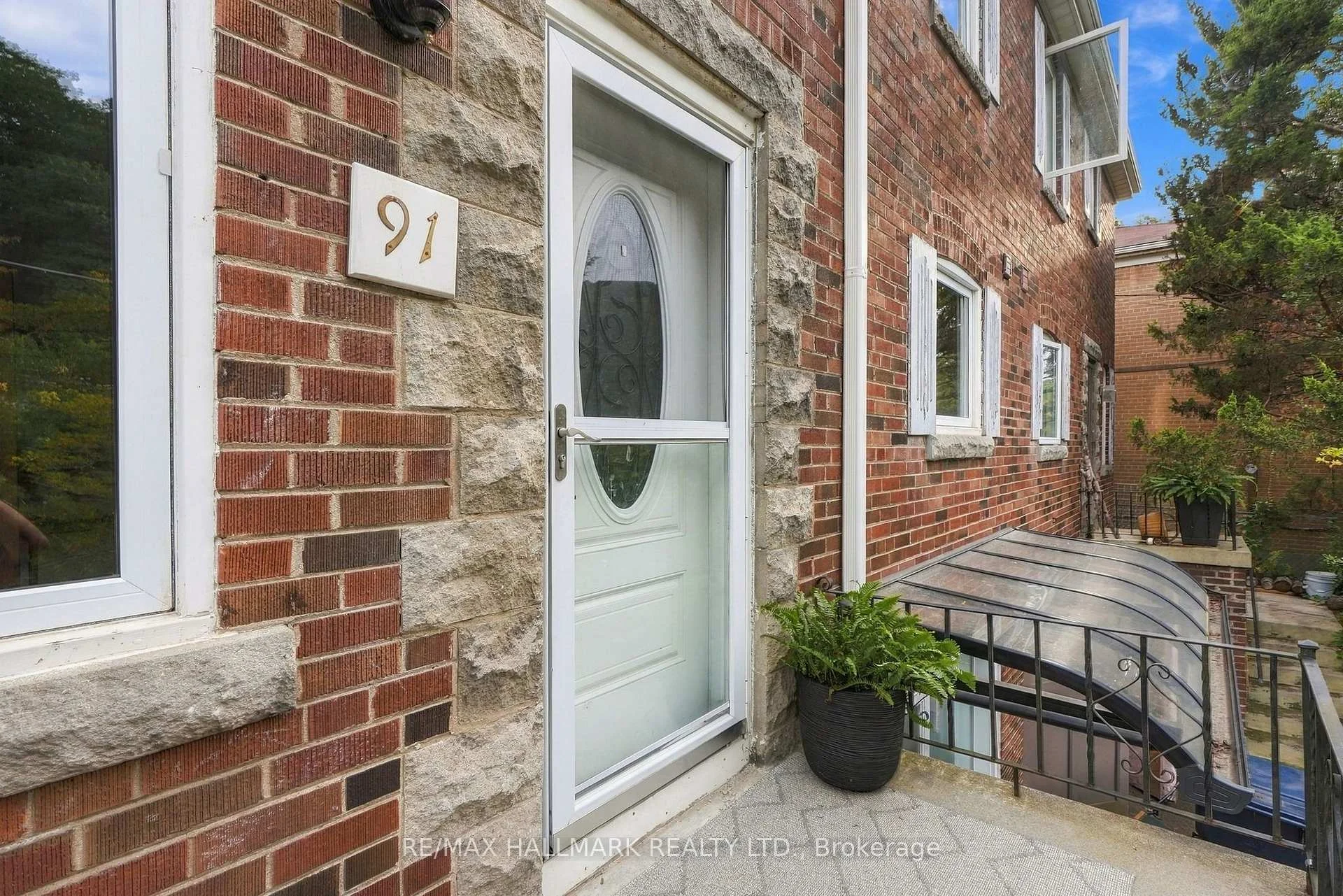 Photo 6 of 91 Glen Davis Crescent, Toronto, East End-Danforth — HOMEH