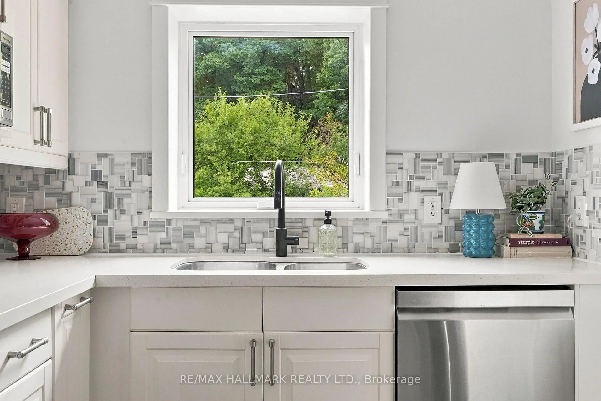 Photo 16 of 91 Glen Davis Crescent, Toronto, East End-Danforth — HOMEH