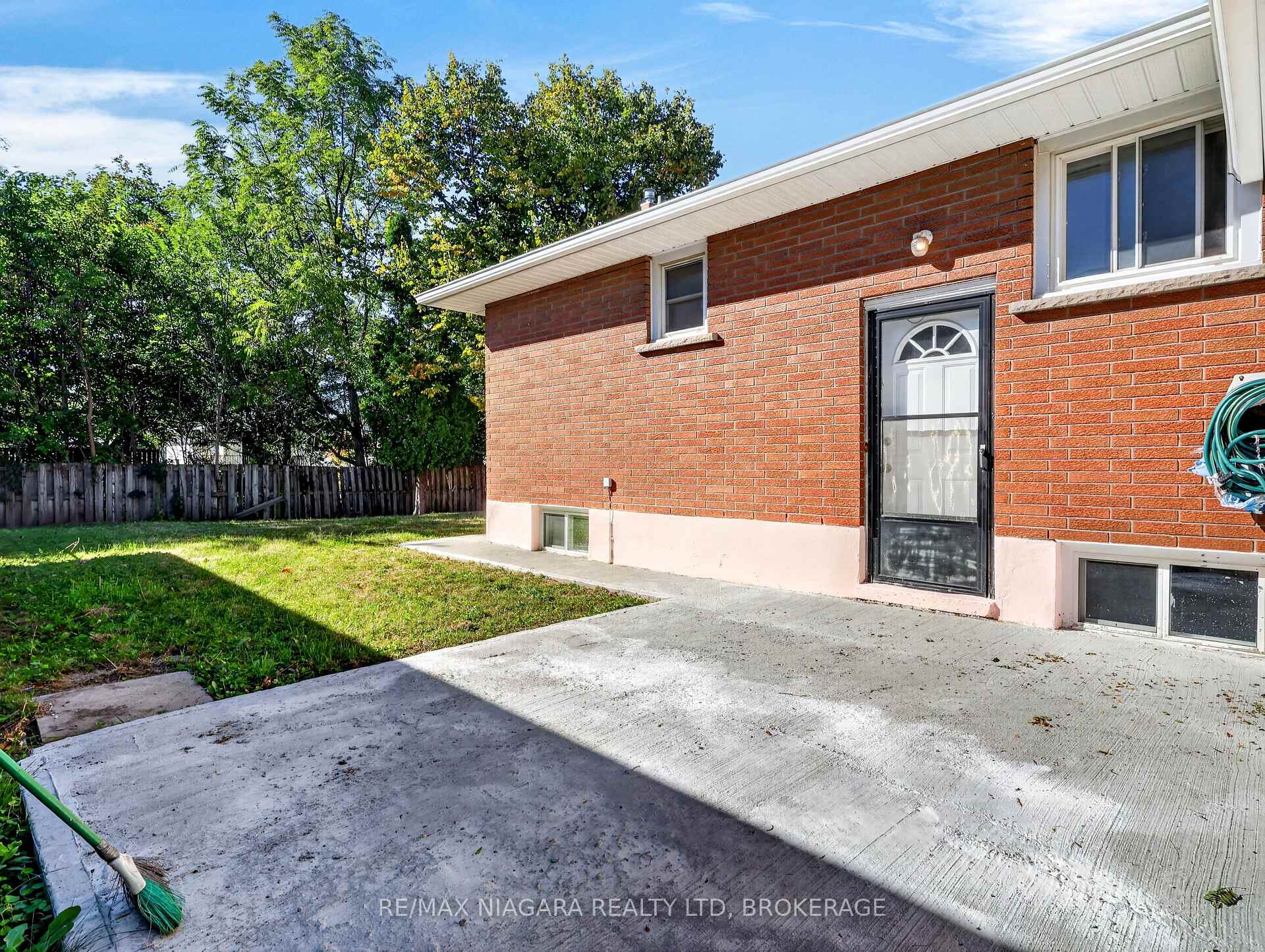 Photo 4 of 82 Regent Drive, St. Catharines, Vine/Linwell — HOMEH
