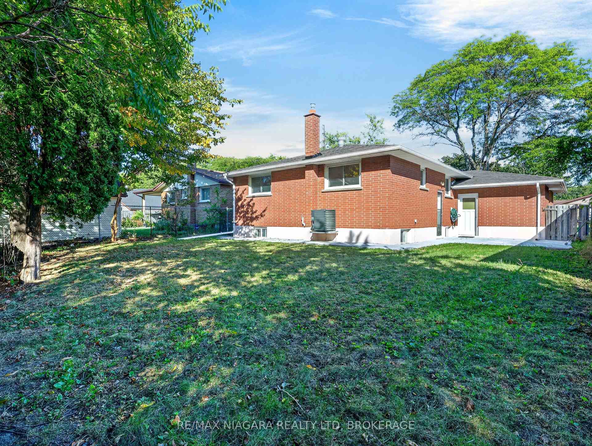 Photo 5 of 82 Regent Drive, St. Catharines, Vine/Linwell — HOMEH