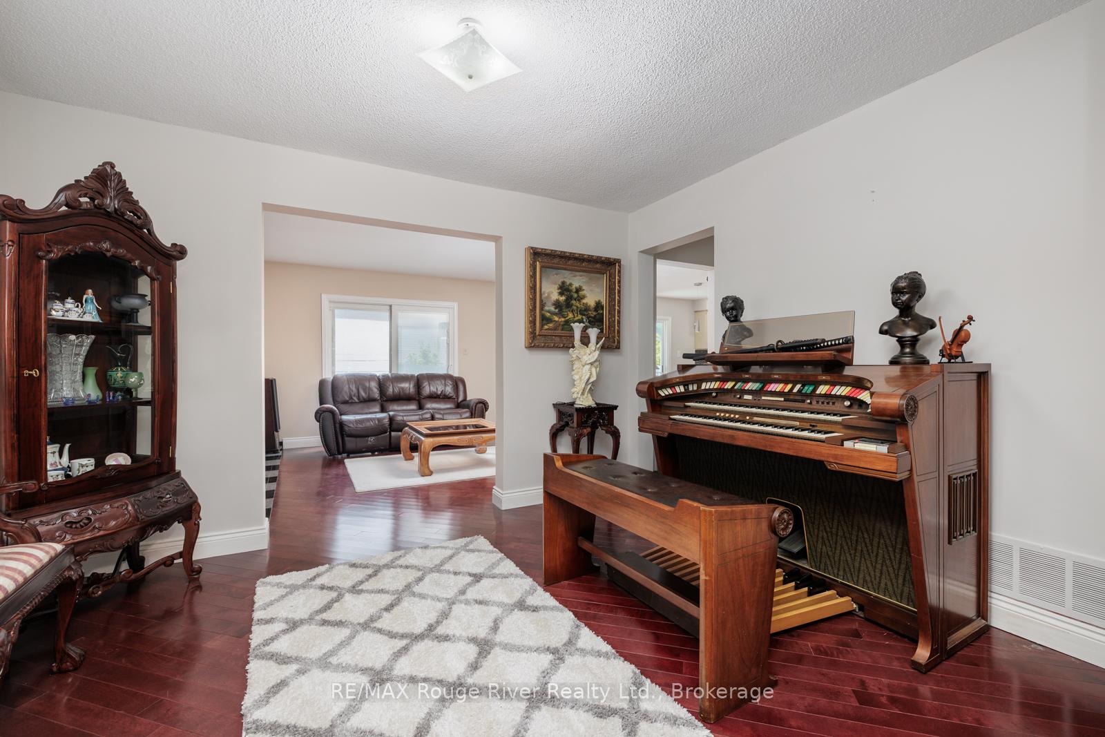 Photo 9 of 1106 Ridge Valley Drive, Oshawa, Pinecrest — HOMEH