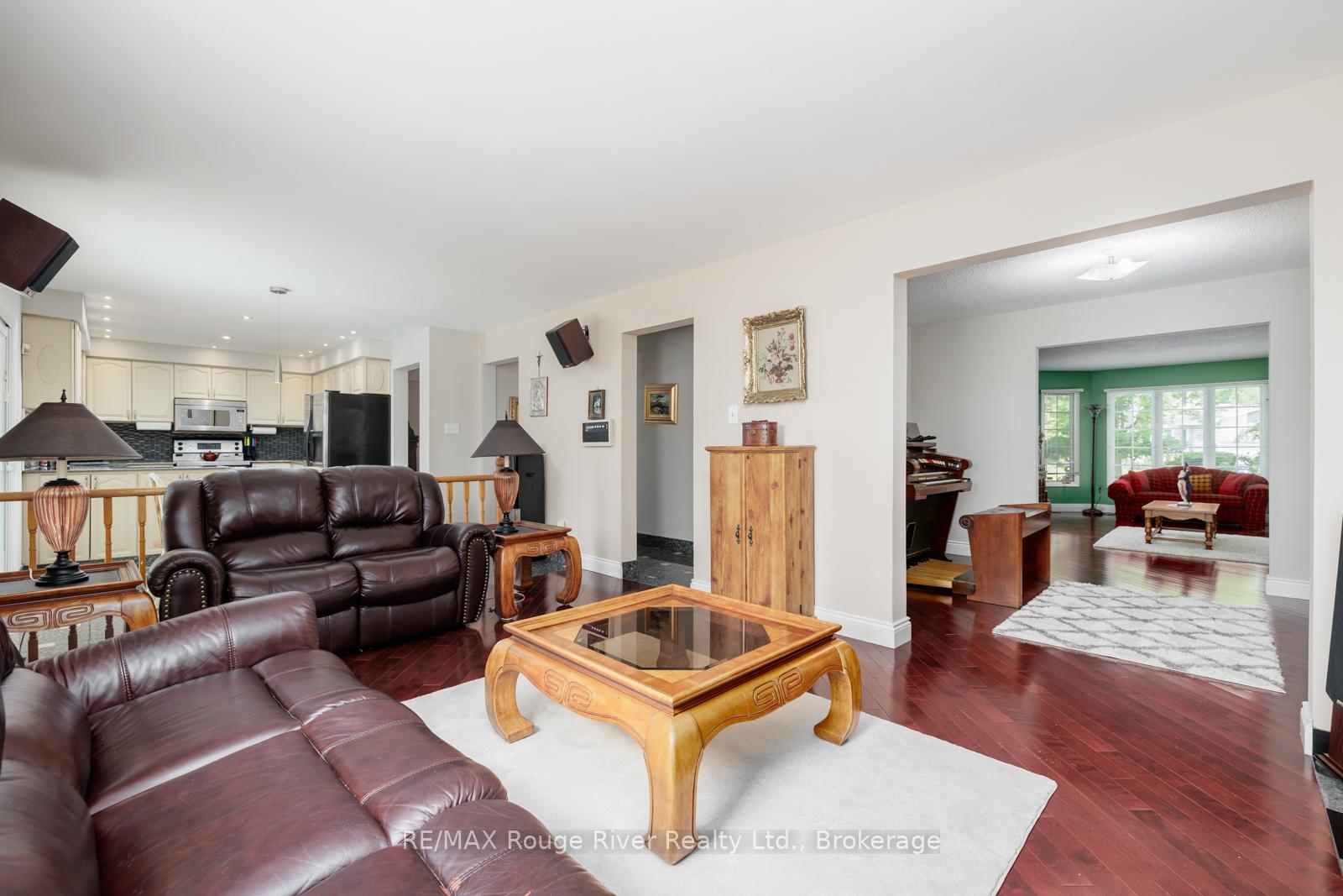 Photo 10 of 1106 Ridge Valley Drive, Oshawa, Pinecrest — HOMEH