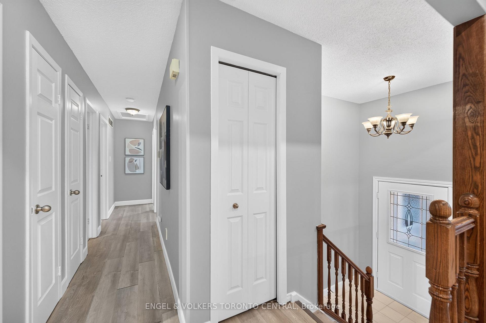 Photo 5 of 121 Southwood Drive, Kitchener, Country Hills — HOMEH