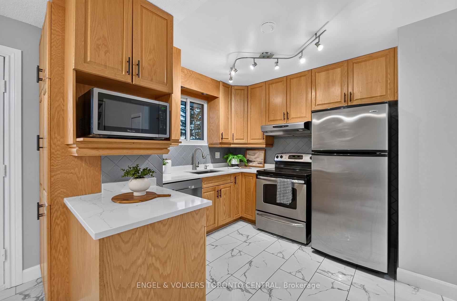 Photo 10 of 121 Southwood Drive, Kitchener, Country Hills — HOMEH