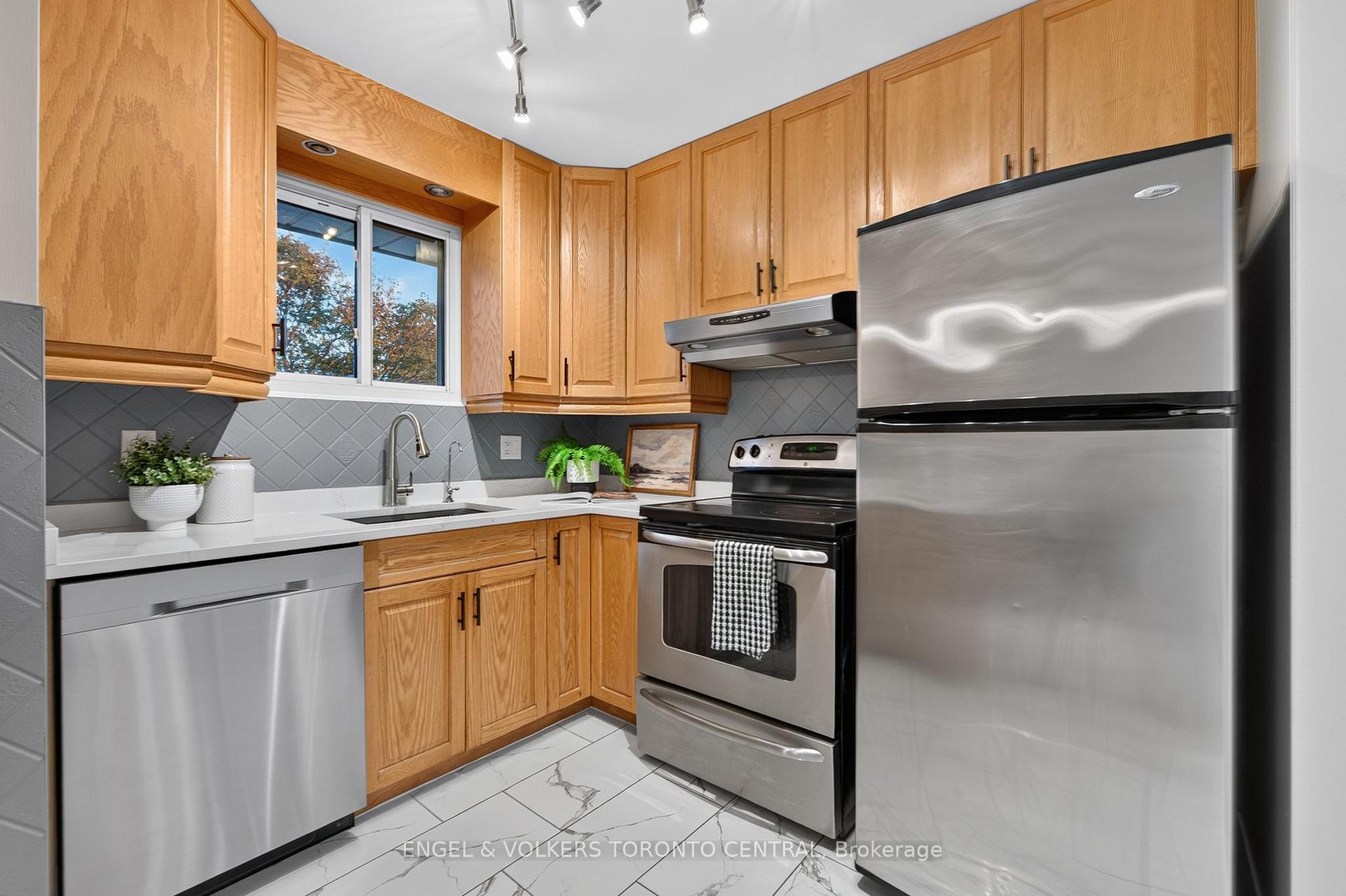 Photo 11 of 121 Southwood Drive, Kitchener, Country Hills — HOMEH