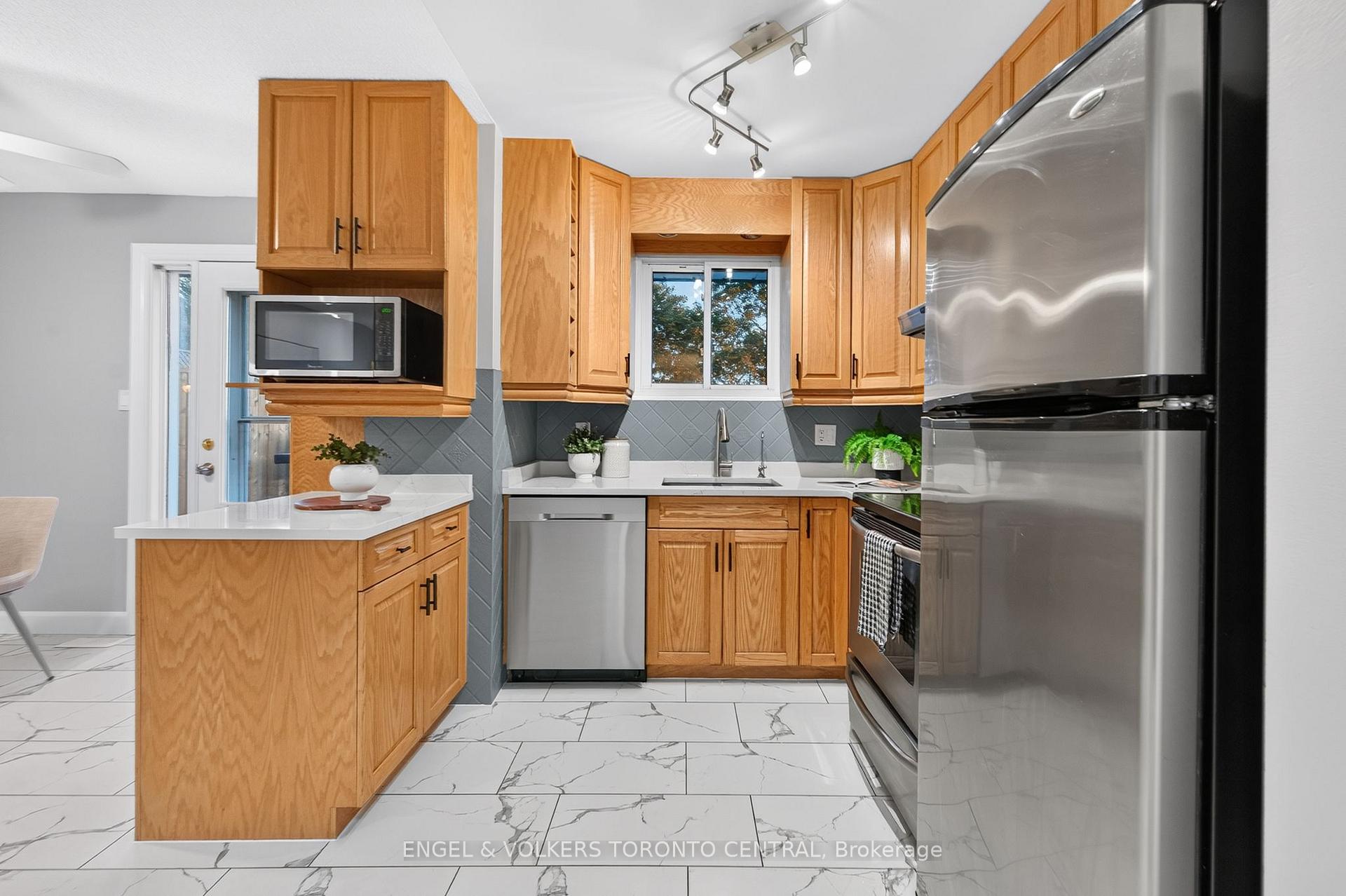 Photo 12 of 121 Southwood Drive, Kitchener, Country Hills — HOMEH